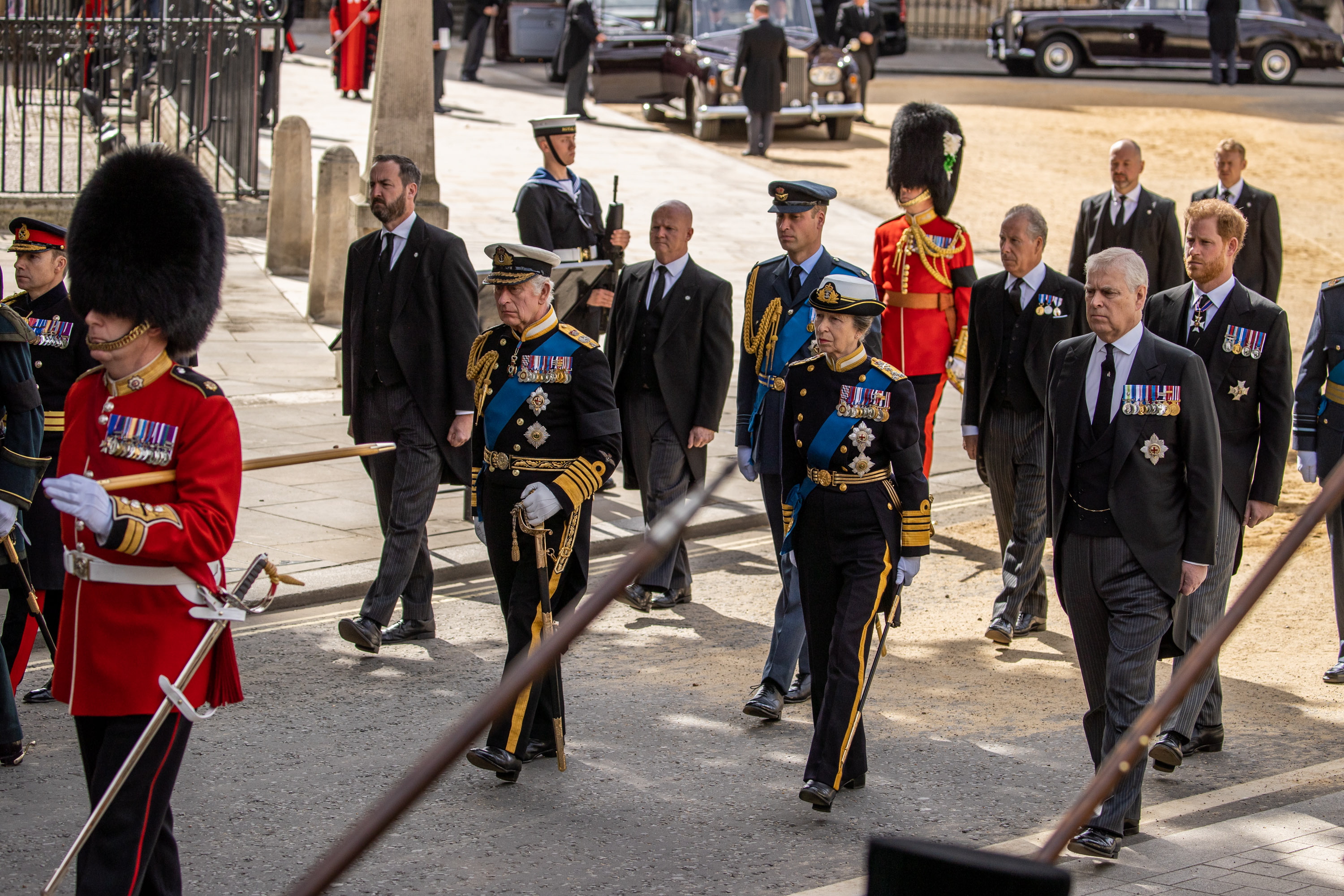 London (United Kingdom), 19/09/2022.- A handout picture provided by the British Ministry of Defence (MoD) shows HRH King Charles III (C-L) with Princess Royal, Princess Anne, Prince Andrew, the Duke of York (R), Prince William, the Prince of Wales (C, behind) and Prince Harry, the Duke of Sussex (R, behind) as they follow the coffin during the State Funeral Procession of Queen Elizabeth II in London, Britain, 19 September 2022. Britain's Queen Elizabeth II died at her Scottish estate, Balmoral Castle, on 08 September 2022. The 96-year-old Queen was the longest-reigning monarch in British history. (Reino Unido, Londres) EFE/EPA/Cpl Rob Kane/BRITISH MINISTRY OF DEFENCE/HANDOUT MANDATORY CREDIT: MOD/CROWN COPYRIGHT HANDOUT EDITORIAL USE ONLY/NO SALES