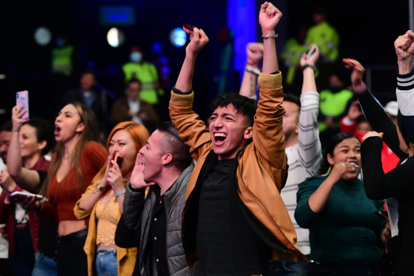 Miles de seguidores de Gustavo Petro celebran su elección como nuevo presidente de Colombia en el Movistar Arena en Bogotá.