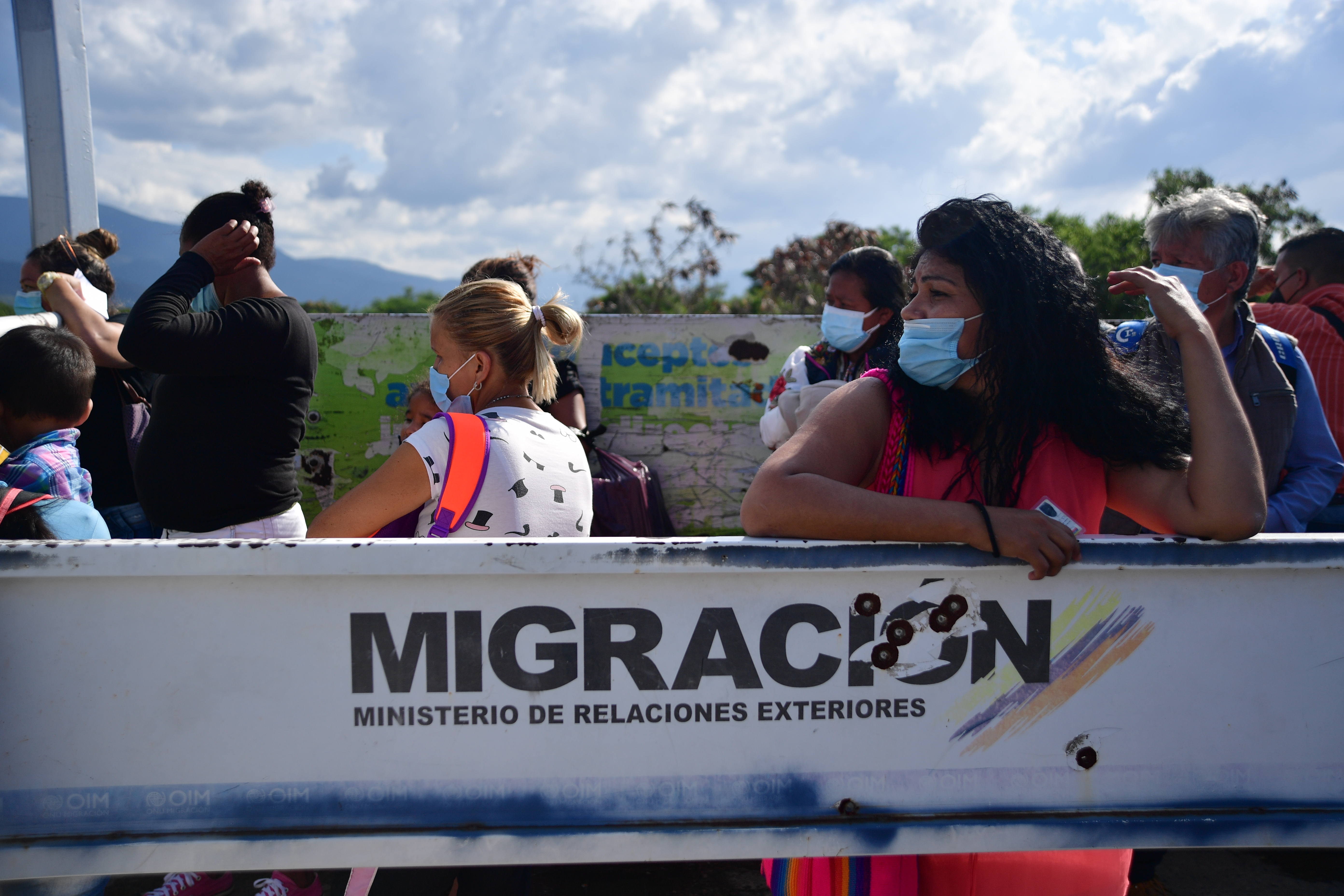 Migrantes en el Puente Internacional Simón Bolívar, punto fronterizo entre Colombia y Venezuela.