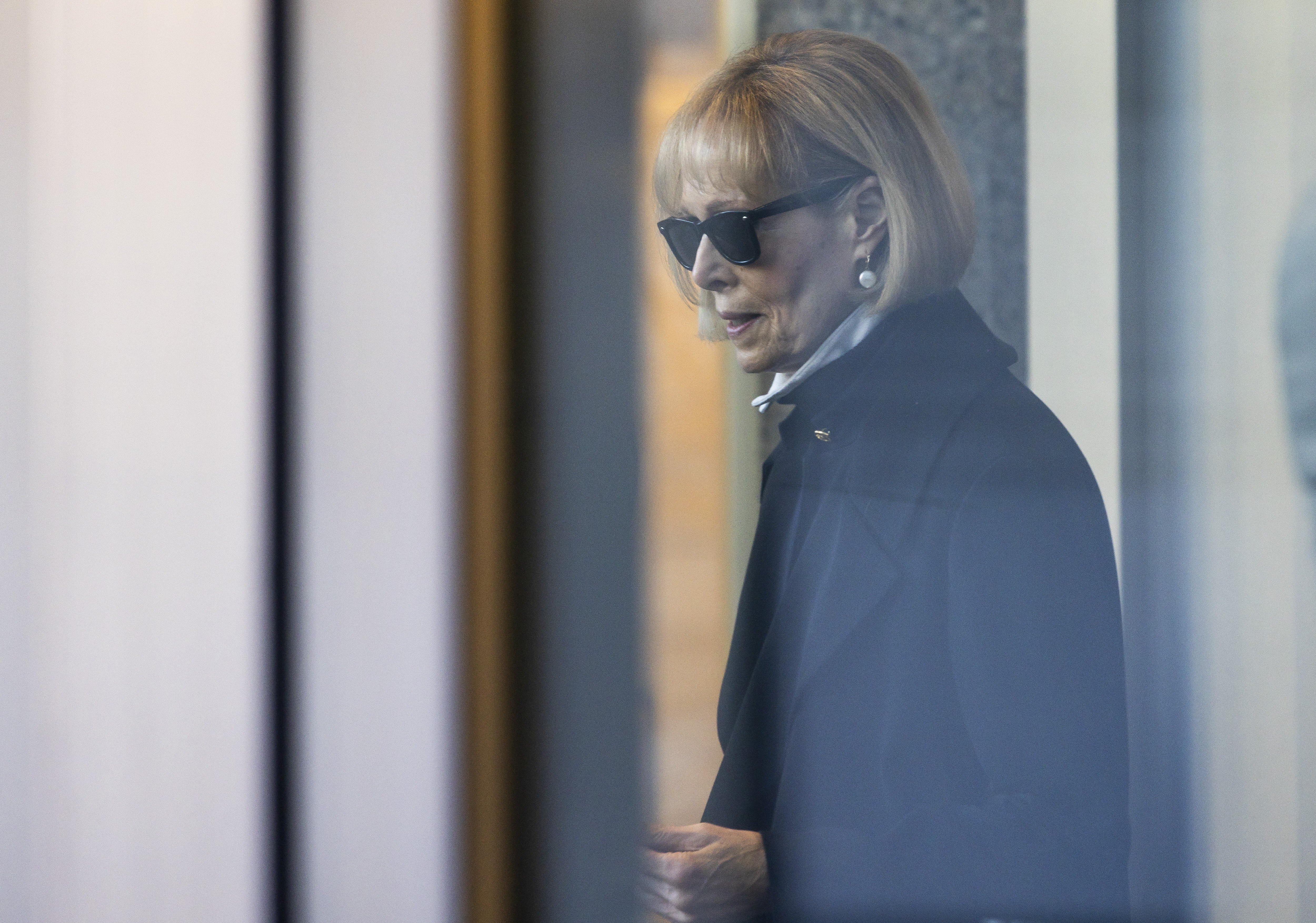 New York (United States), 22/01/2024.- Journalist E. Jean Carroll arrives to a United States federal courthouse to attend her civil defamation case against former US President Donald J. Trump, who was expected to testify, in New York, New York, USA, 22 January 2024. A jury in an earlier civil case against Trump, also filed by Carroll, found Trump liable for sexually abusing and defaming Carroll and awarded her five million USD (4.5 million EURO). (Estados Unidos, Nueva York) EFE/EPA/JUSTIN LANE