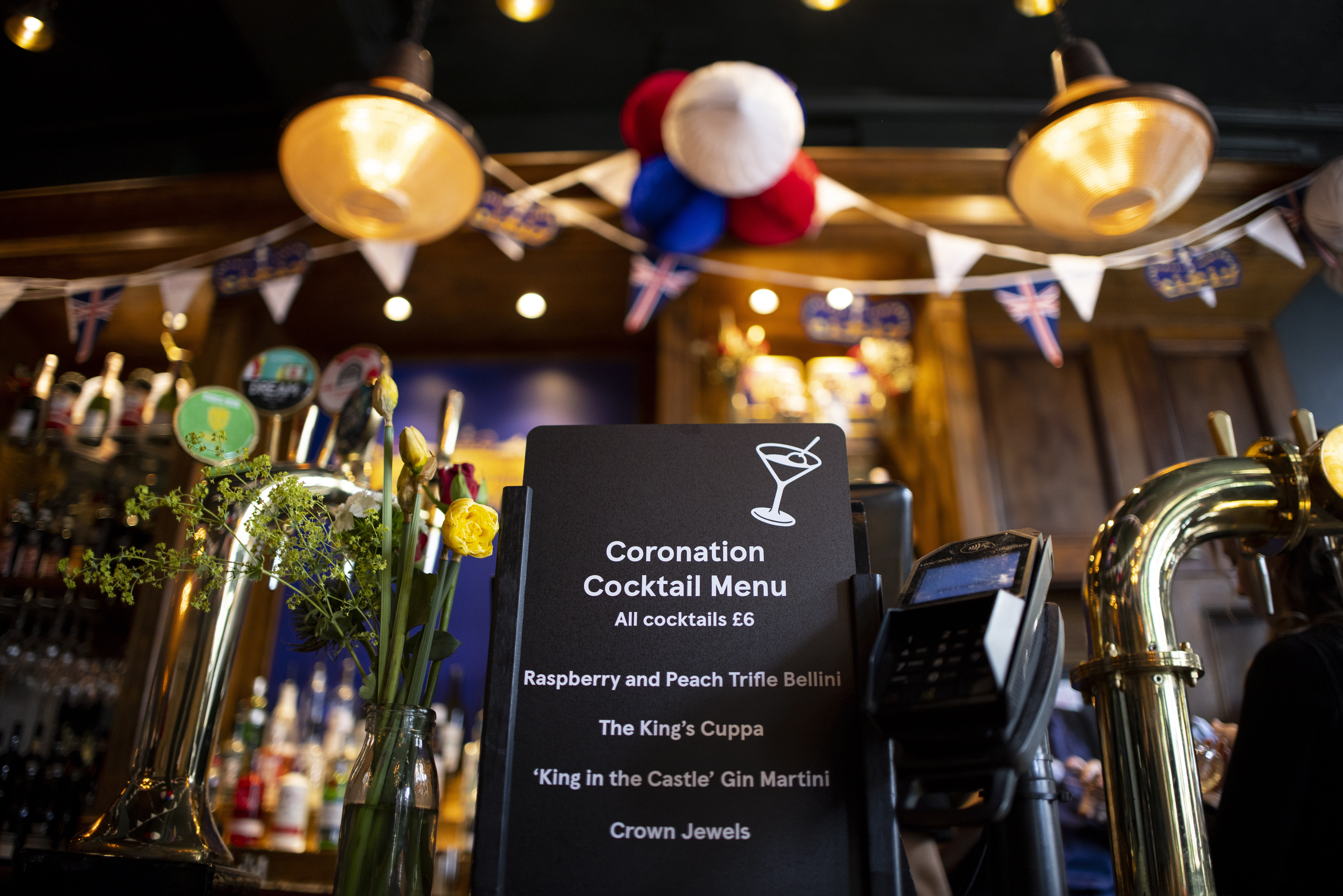 London (United Kingdom), 04/05/2023.- Supermarket chain Tesco launches its coronation-themed pub to mark the coronation of Britain's King Charles III, in London, Britain, 04 May 2023. The King in the Castle pub in Farringdon serves a special coronation-themed menu on May 04 and 05 with all proceeds going to The Prince's Trust charity. (Abierto, Reino Unido, Londres) EFE/EPA/TOLGA AKMEN