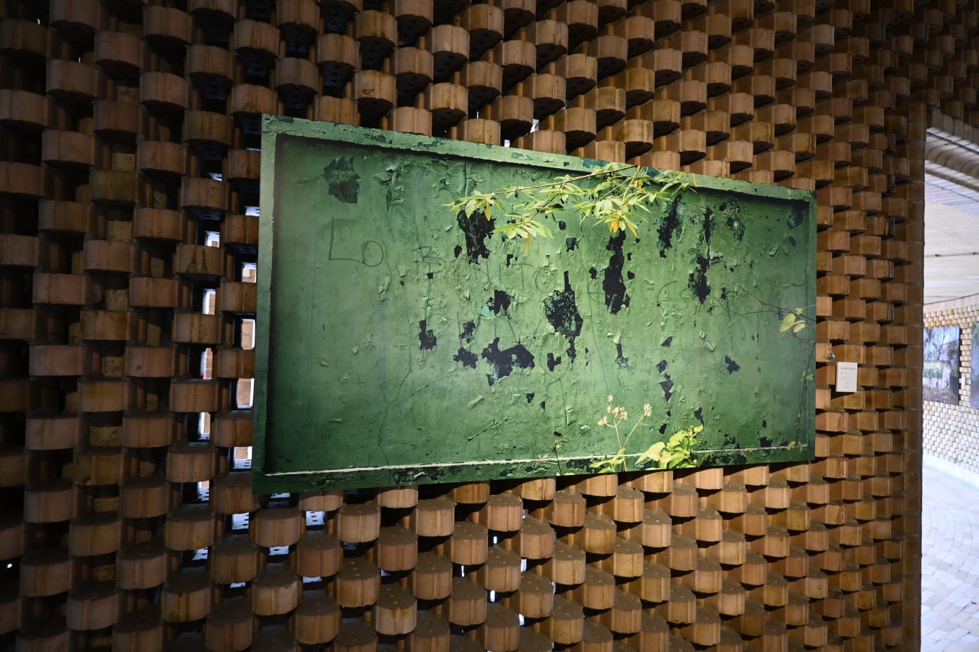 Tablero de una escuela destruída en los Montes de María con la frase "Lo bonito es estar vivo".