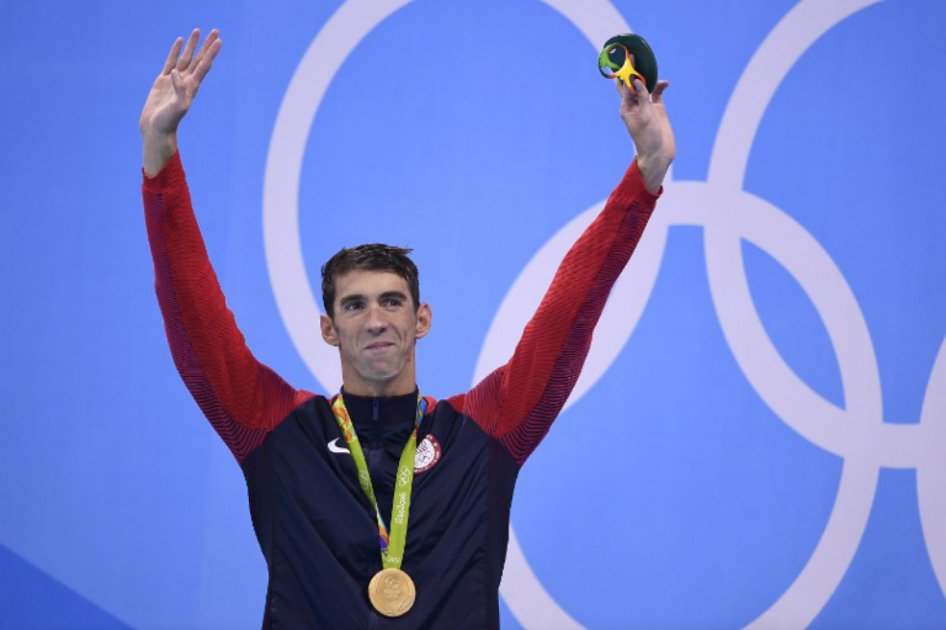Michael Phelps con la medalla de oro de los 200 metros mariposa. / AFP