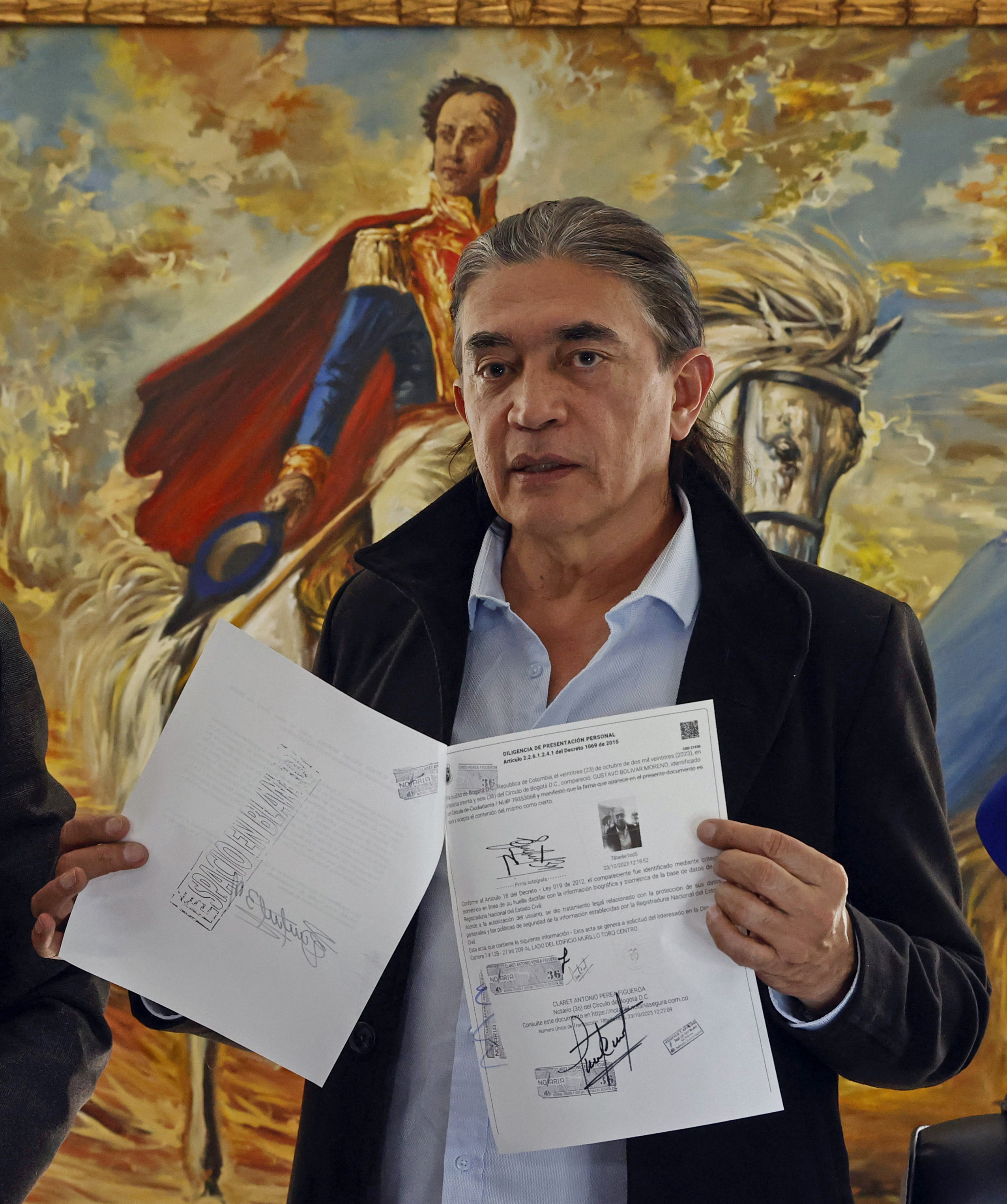 Bolívar firmó en una notaría que no detendrá el Metro, pese lo dicho en su campaña