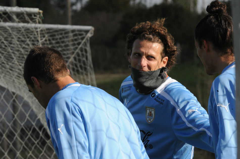 Forlán y Cavani comandan ataque de Uruguay frente a Venezuela