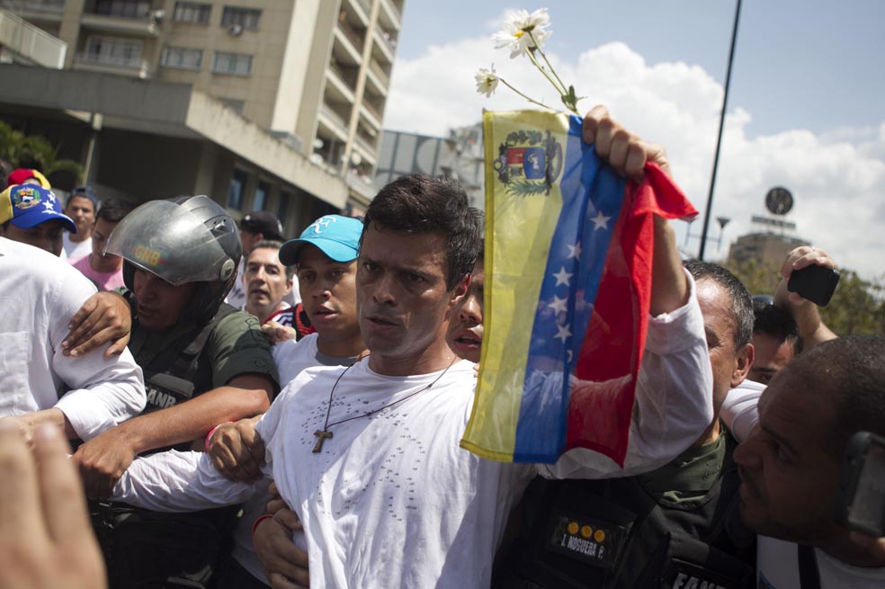 Leopoldo López ya va rumbo a España tras huir de Caracas, confirman sus familiares