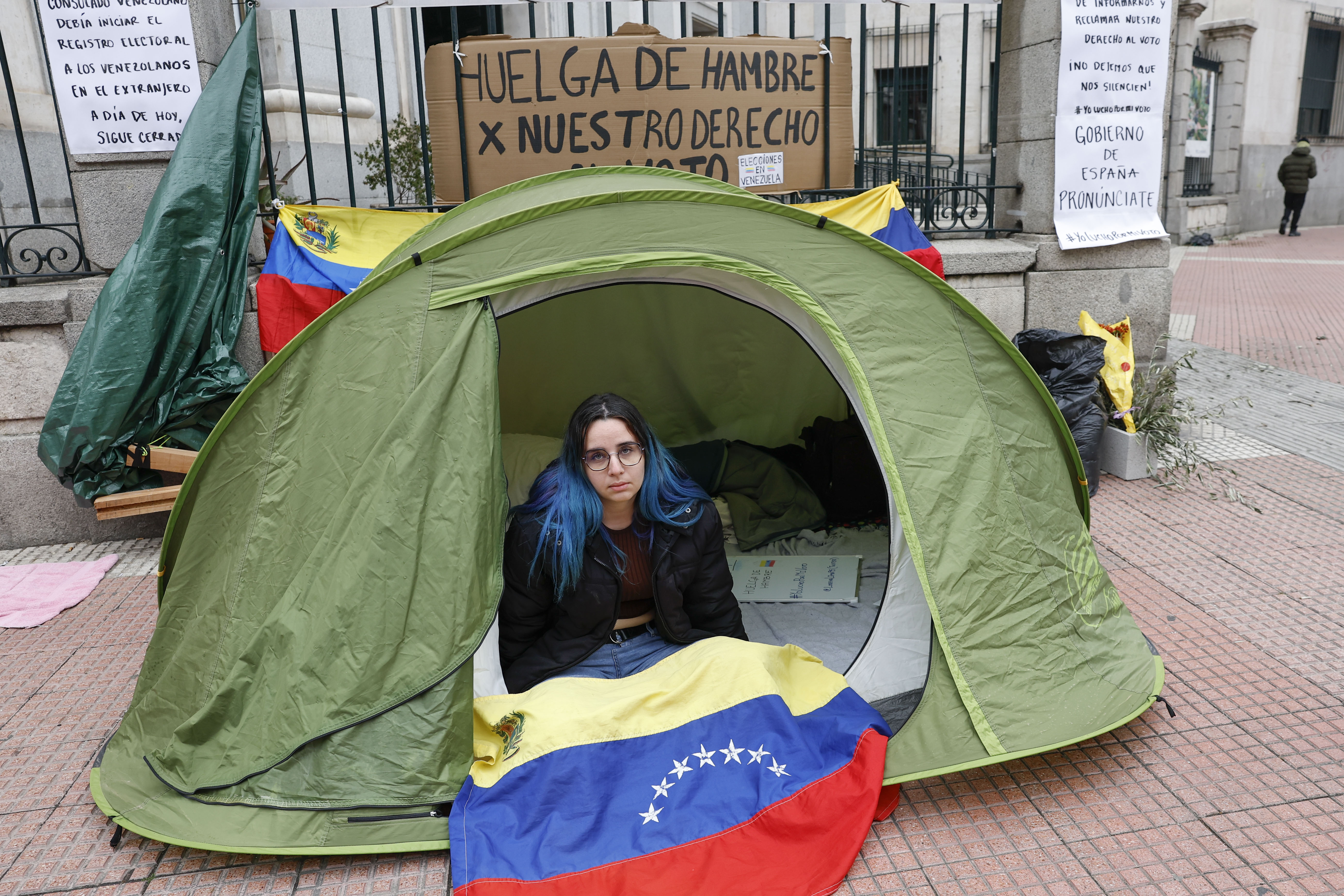 MADRID, 25/03/2024.- La joven venezolana Lorena Lima mantiene en Madrid una huelga de hambre "indefinida" desde la noche del viernes pasado para exigir la apertura del registro de votantes en los consulados de su país con vistas a las elecciones presidenciales del 28 de julio.  EFE/ Chema Moya