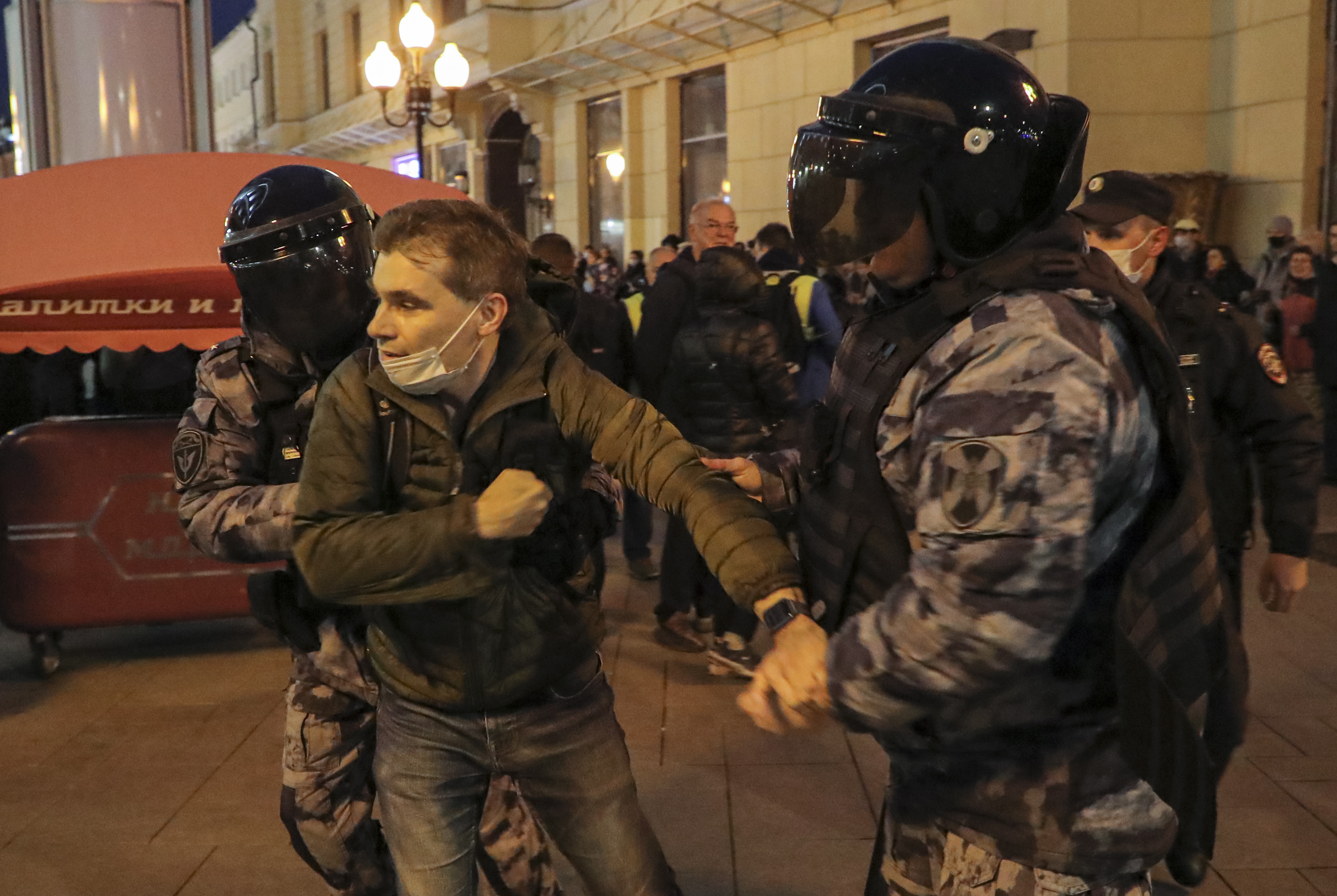 Policías rusos detienen a un participante de una protesta no autorizada contra la movilización parcial por el conflicto en Ucrania, en el centro de Moscú, Rusia.