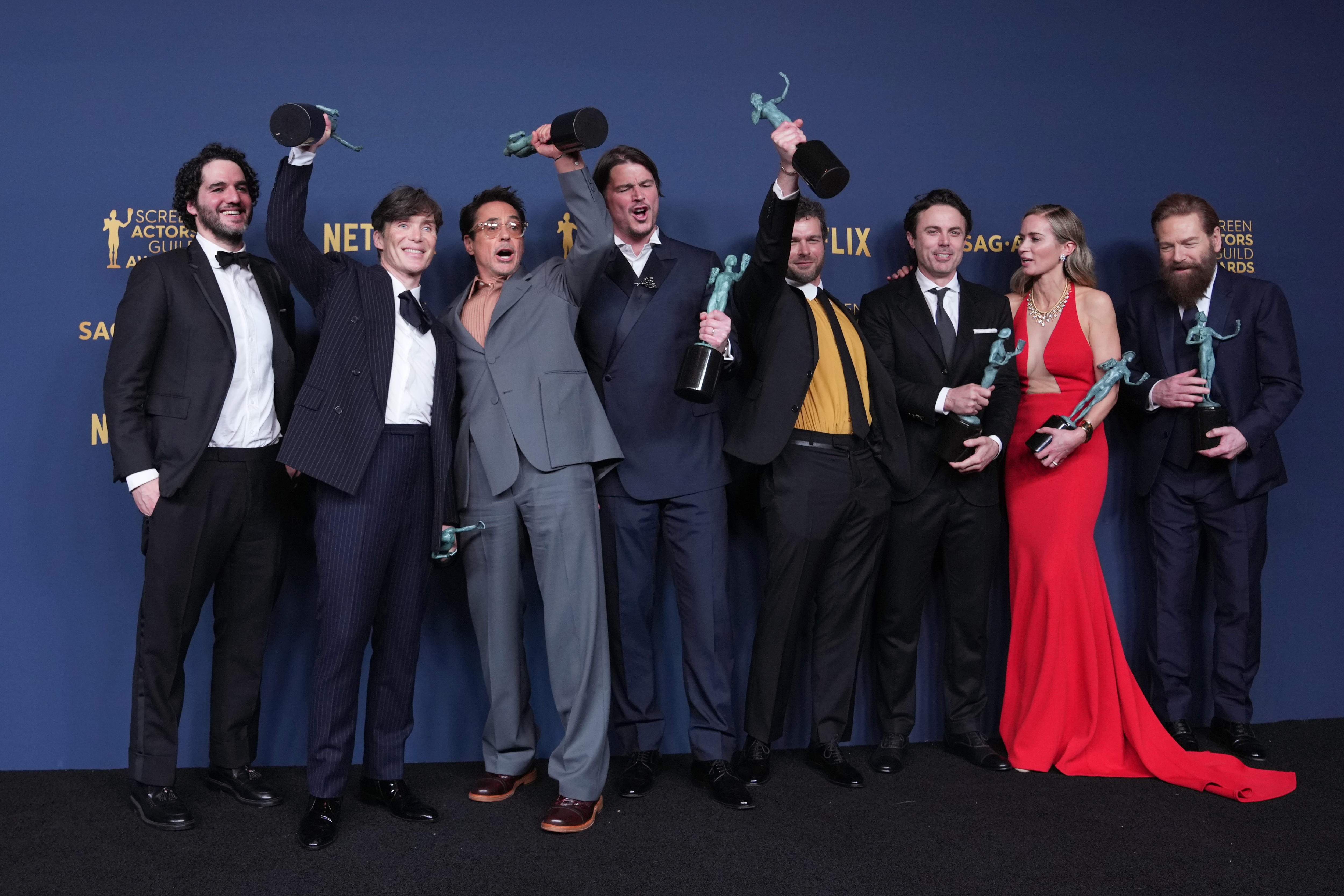 Los Angeles (United States), 25/02/2024.- (L-R) Benny Safdie, Cillian Murphy, Robert Downey Jr., Josh Hartnett, Alden Ehrenreich, Casey Affleck, Emily Blunt and Kenneth Branagh, winners of the Outstanding Performance by a Cast in a Motion Picture award for 'Oppenheimer'Äô, pose in the press room during the 30th Annual Screen Actors Guild Awards at the Shrine Auditorium & Expo Hall in Los Angeles, California, USA, 24 February 2024. EFE/EPA/ALLISON DINNER