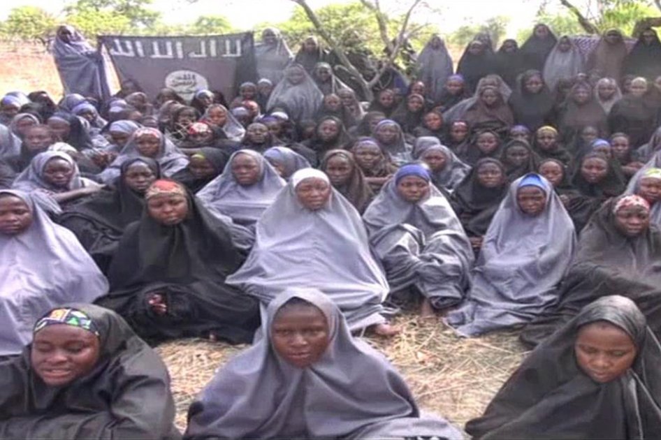 Las imágenes, divulgadas en Maidiguri, capital de Borno, muestran a un centenar de niñas aparentemente recitando fragmentos del Corán y haciendo declaraciones de fe, ataviadas con el hiyab (vestimenta femenina islámica) y rodeadas de vegetación.