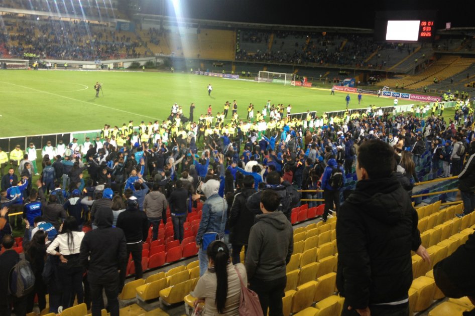Al minuto 87 los hinchas ingresaron al terreno de juego. / Juan Camilo Romero