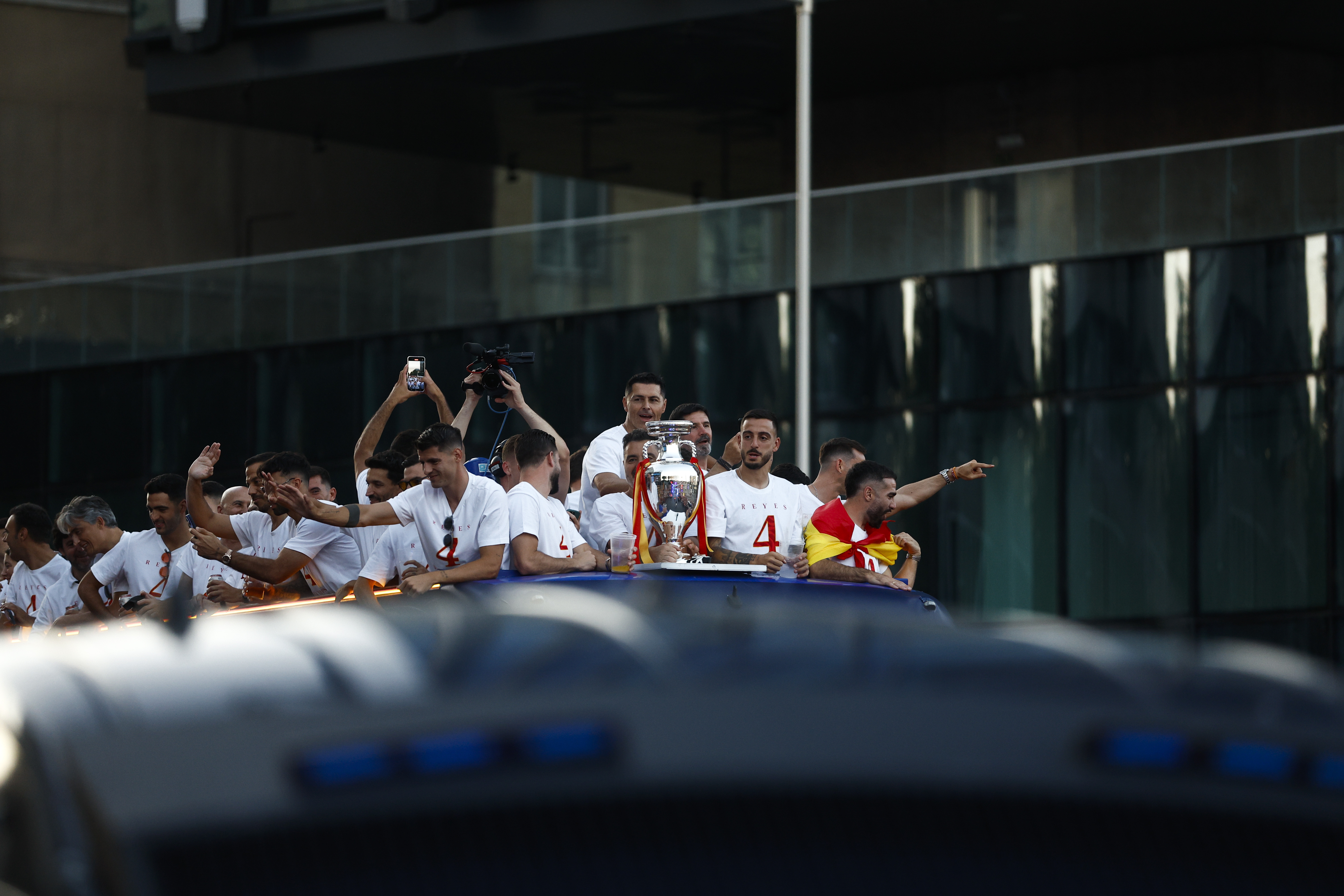 MADRID, 15/07/2024.- Los jugadores de la selección española celebran junto a miles de aficionados este lunes en Madrid, tras conseguir el título de campeones de la Eurocopa al vencer ayer en la final a Inglaterra. EFE/Rodrigo Jiménez