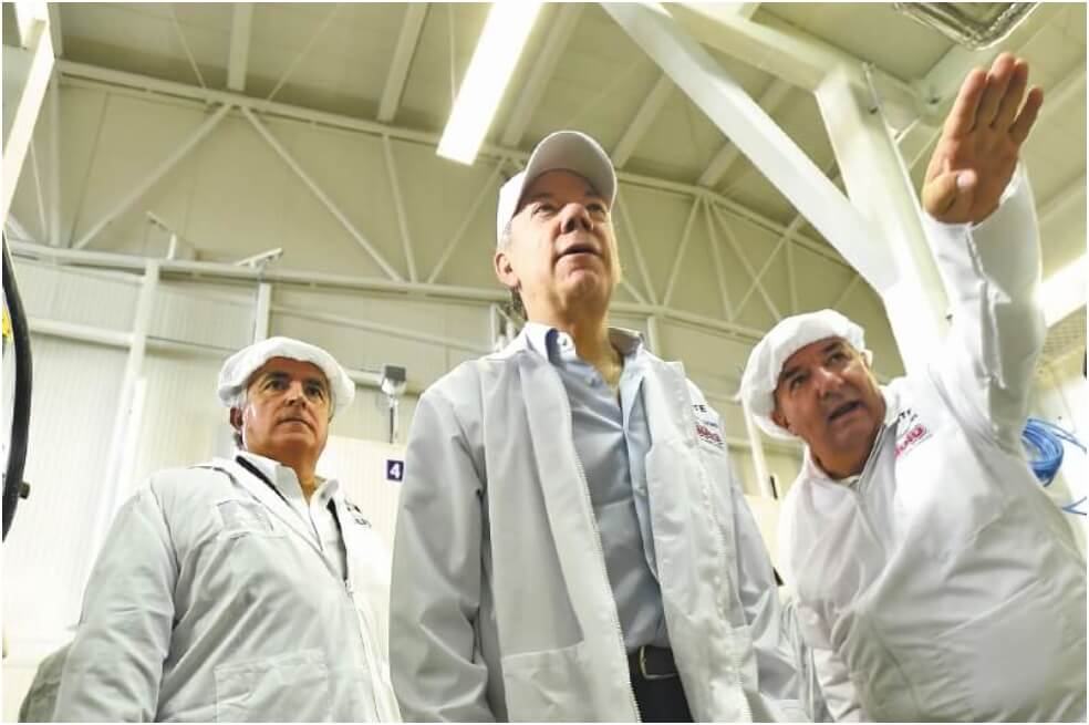 El expresidente Juan Manuel Santos en su visita a la planta de Trululu en Manizales, en junio de 2016. / Presidencia