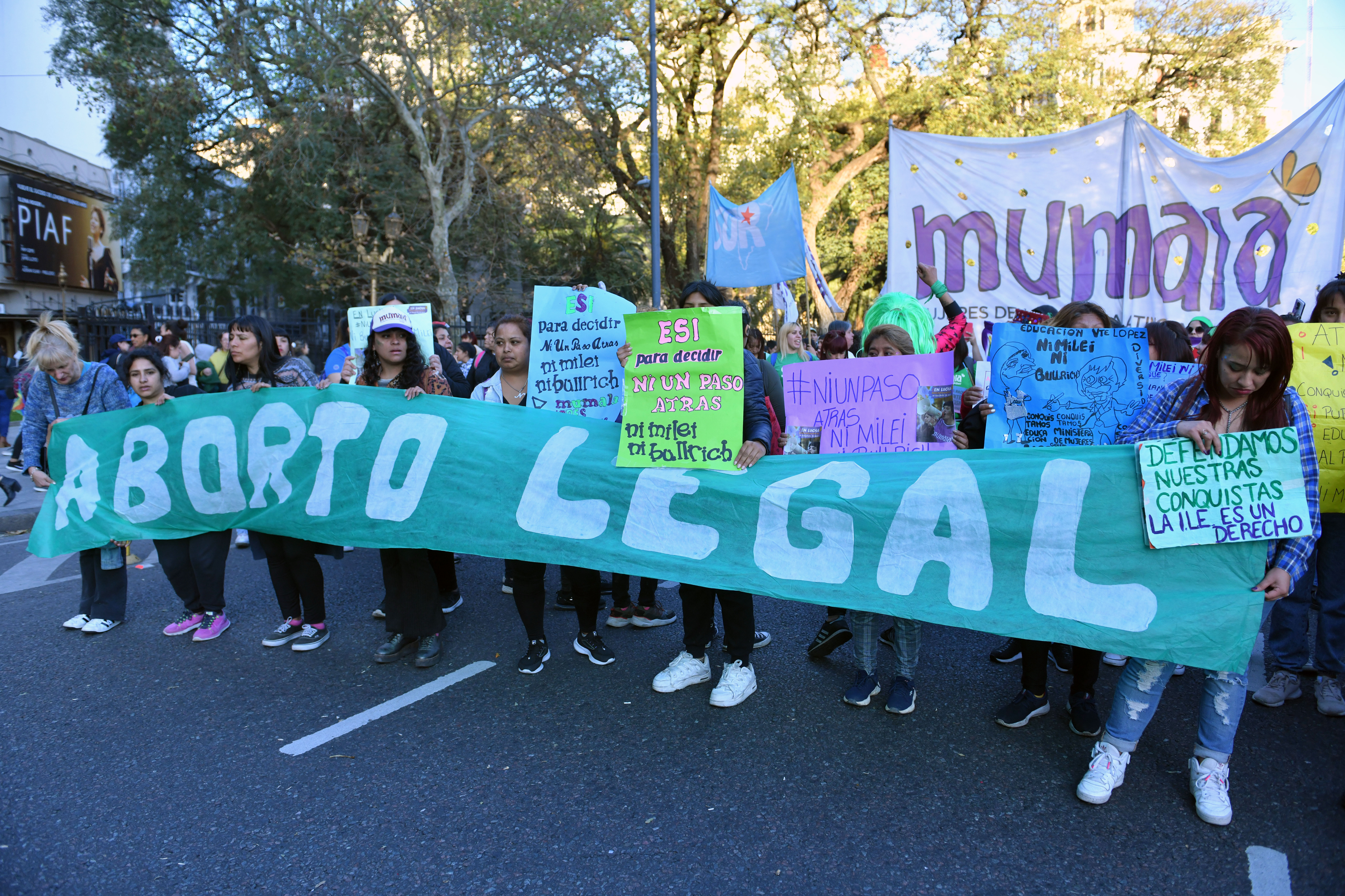 AME3370. BUENOS AIRES (ARGENTINA), 28/09/2023.- Miles de mujeres y decenas de colectivos feministas marchan hoy durante el Día de Acción por la Despenalización del Aborto en America Latina, en Buenos Aires (Argentina). Miles de mujeres y decenas de colectivos feministas de Argentina marcharon este jueves por las calles de Buenos Aires y otras ciudades del país en el Día de Acción por la Despenalización del Aborto en América Latina para protestar contra las propuestas de los candidatos conservadores a la presidencia del país, en especial, contra las del libertario Javier Milei, que lidera las encuestas para hacerse con la Casa Rosada. EFE/ Enrique Garcia Medina