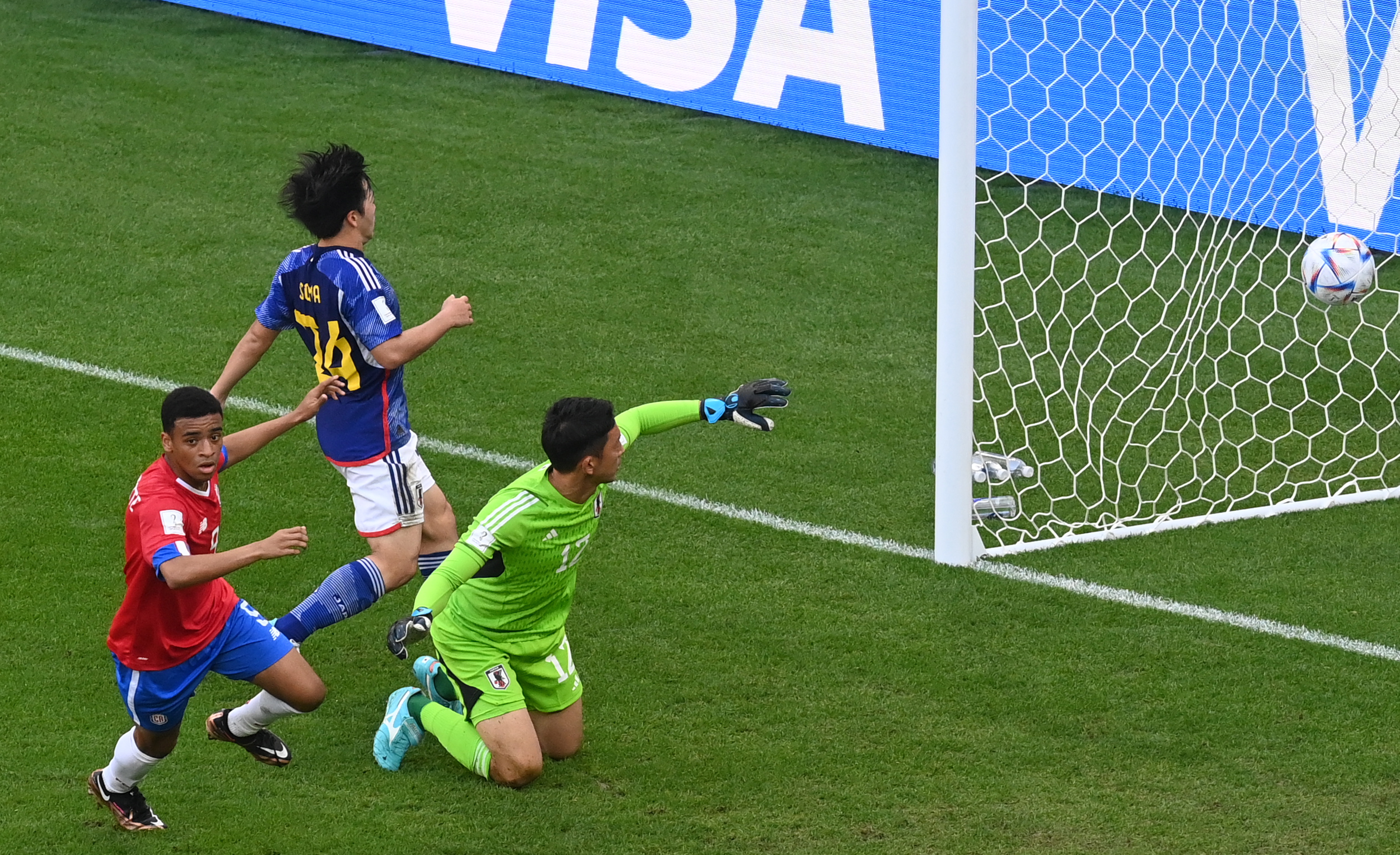Doha (Qatar), 27/11/2022.- Goalkeeper Shuichi Gonda of Japan concedes the 0-1 during the FIFA World Cup 2022 group E soccer match between Japan and Costa Rica at Ahmad bin Ali Stadium in Doha, Qatar, 27 November 2022. (Mundial de Fútbol, Japón, Catar) EFE/EPA/Neil Hall
