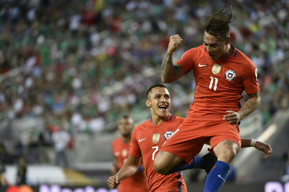 Eduardo Vargas celebra uno de los cuatro goles que marcó contra México. Foto: AFP