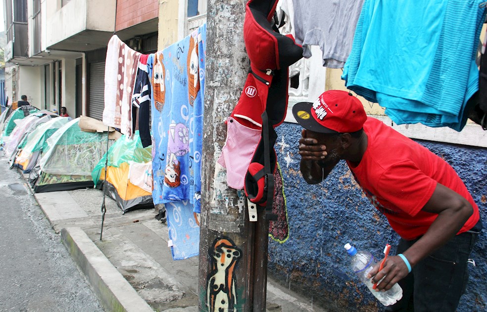 “Nos han tratado como si no fuéramos humanos”: haitiano atrapado en Colombia por la pandemia