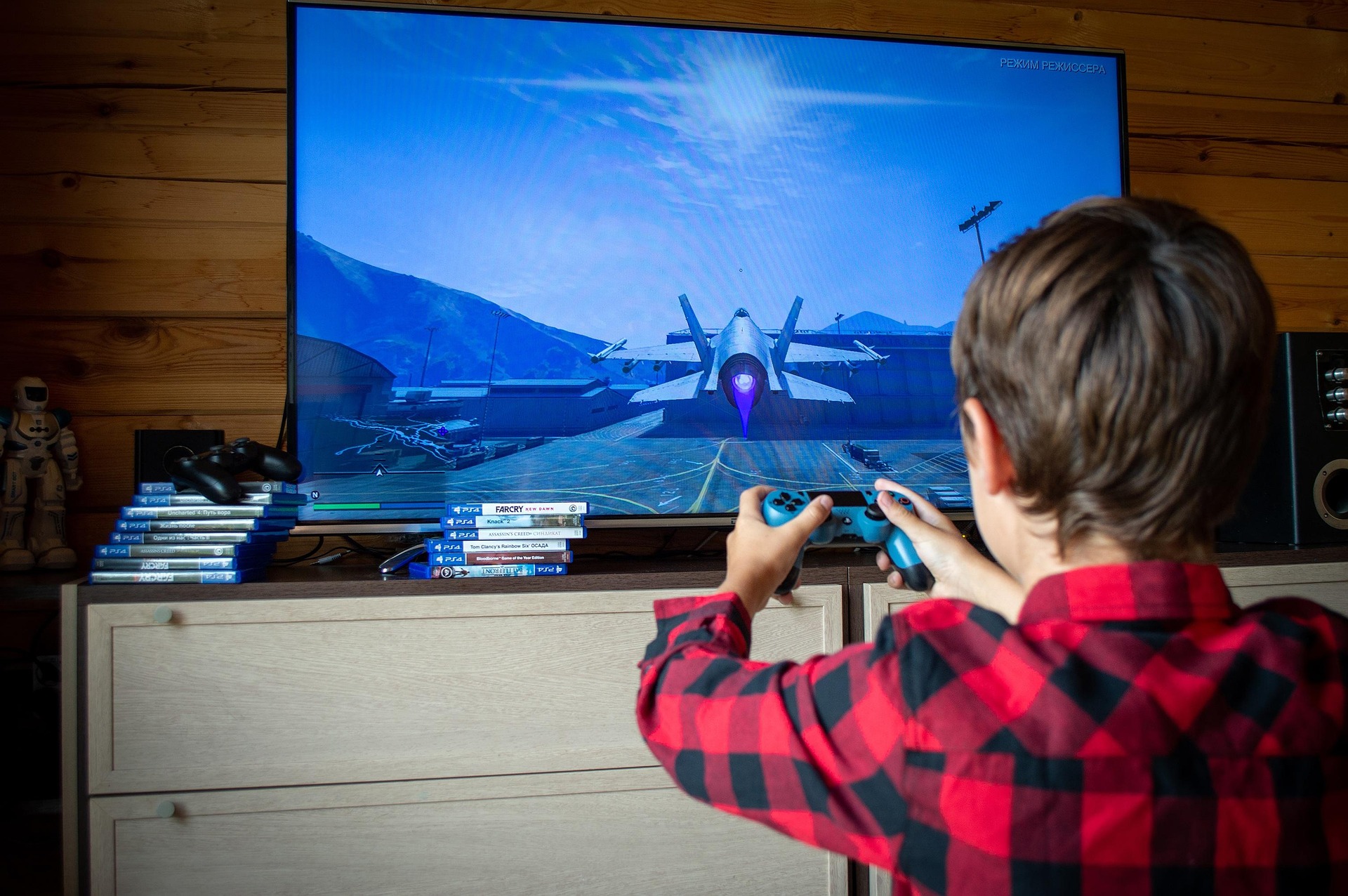 La plataforma que más utilizan los niños para jugar videojuegos son los dispositivos móviles, como lo podría ser una tablet, una laptop o el celular de sus padres.