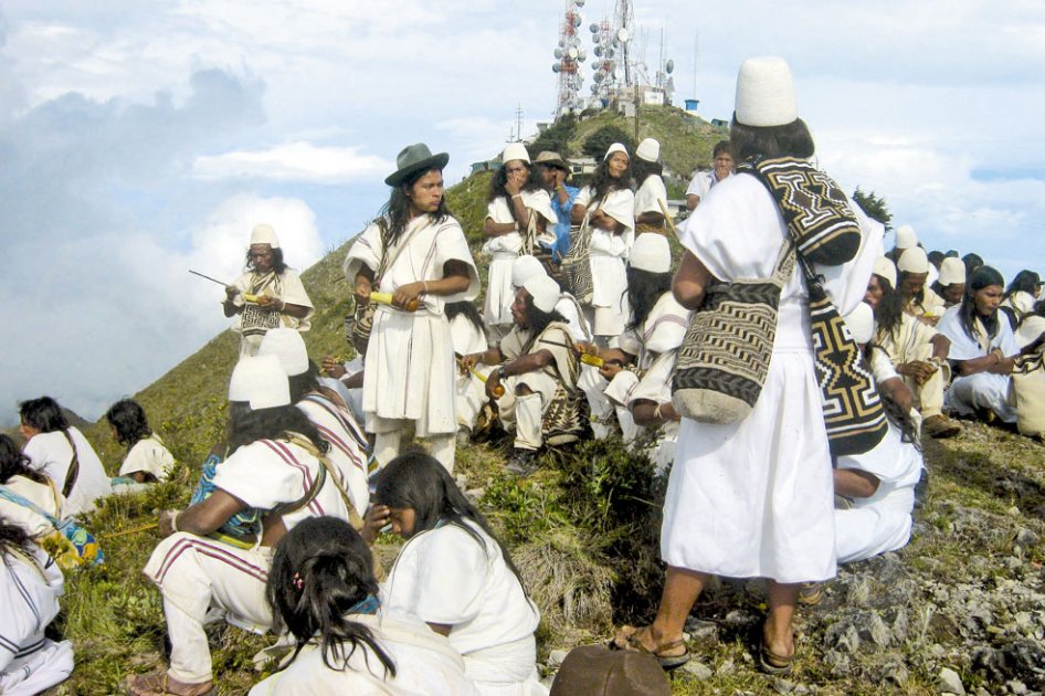 Los arhuacos en las  faldas del  cerro que  guarda “los nueve   fundamentos de la reproducción de las semillas”. / Cortesía Catalina Cabrales Durán