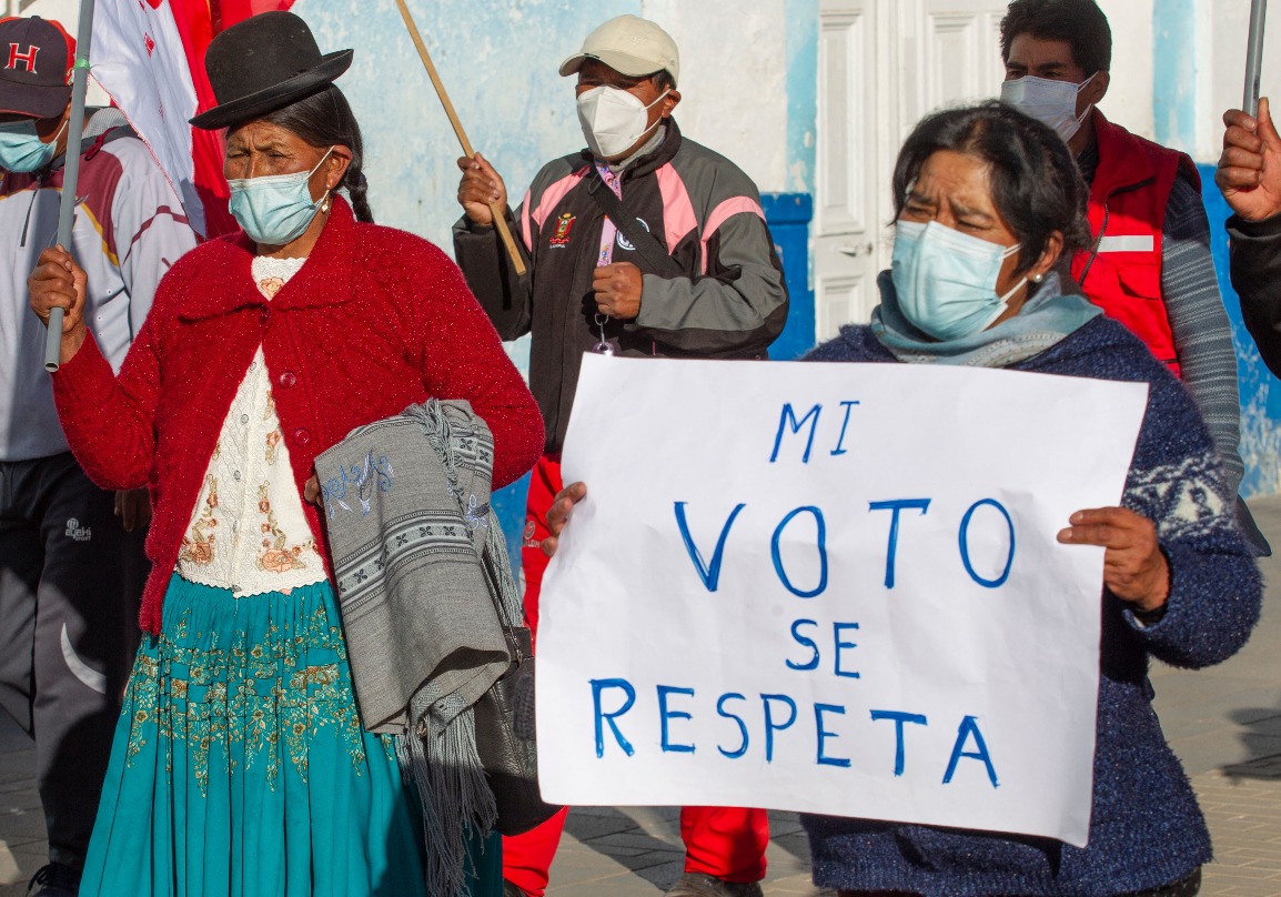“Nosotros nos vamos a quedar hasta las últimas consecuencias”, son las voces del otro lado de la protesta, las voces de cientos de campesinos e indígenas que les pedían a las autoridades electorales de Perú celeridad en el conteo.