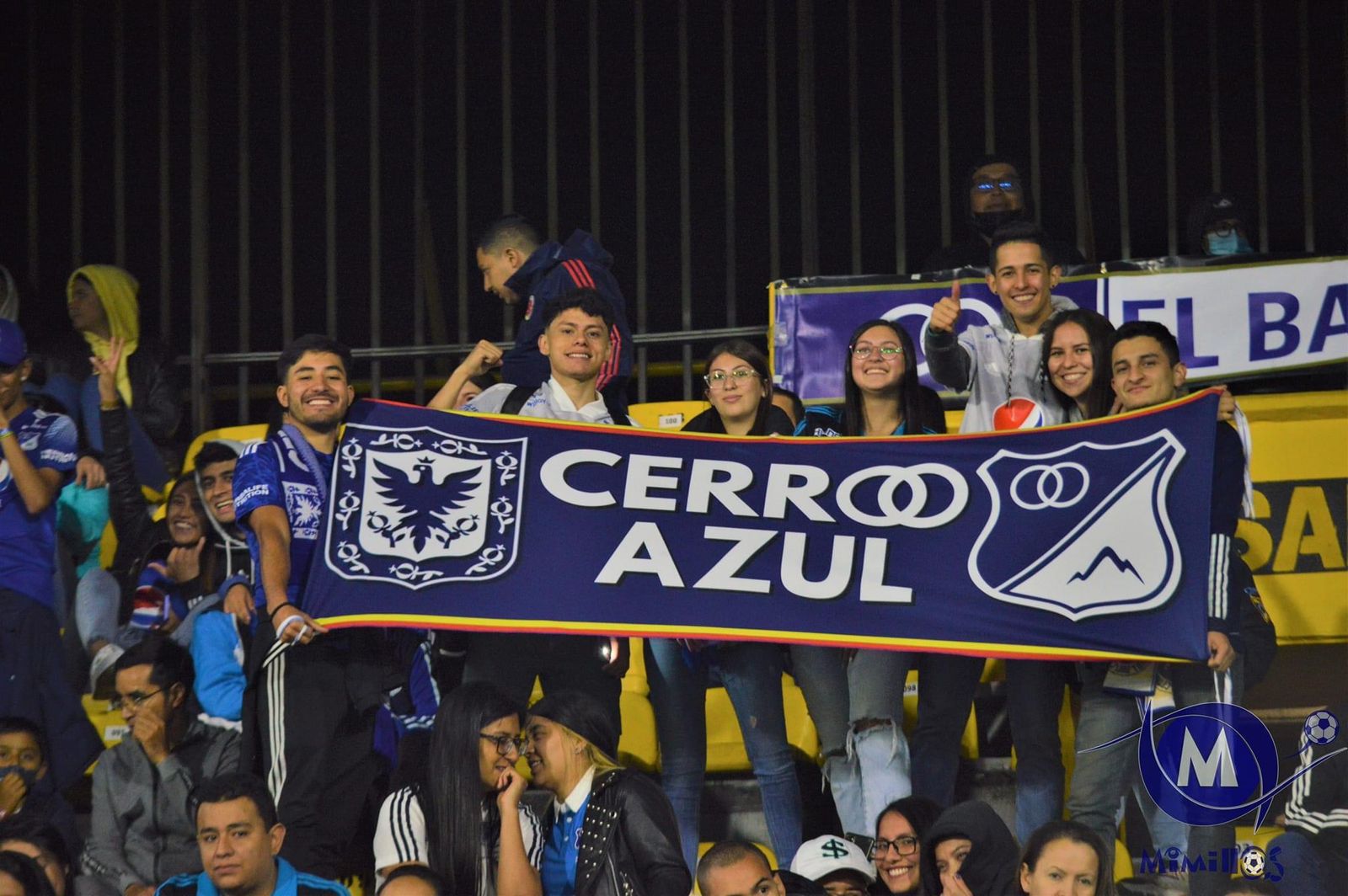 La barra Cerro Azul de Millonarios en el estadio El Campín de Bogotá.