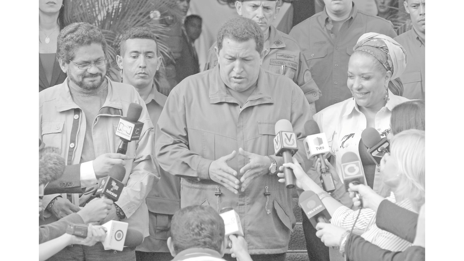 Esta foto, que mostró un emotivo encuentro, en noviembre de 2007, entre el presidente venezolano Hugo Chávez; el comandante de las Farc, Iván Márquez; y la senadora Piedad Córdoba, en las escalinatas del Palacio de Miraflores
