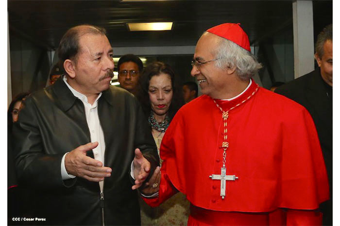 Daniel Ortega recibe a monseñor Leopoldo Brenes en el aeropuerto de Managua, tras su regreso de Roma donde fue investido como cardenal en marzo de 2014.