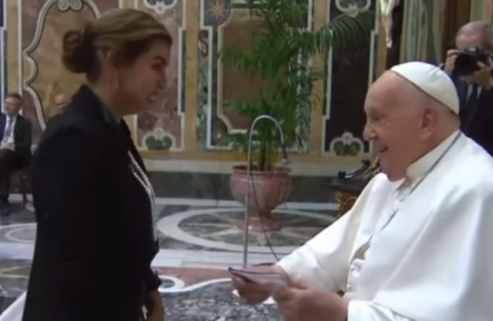 La comediante colombiana durante su encuentro con el Papa Francisco.