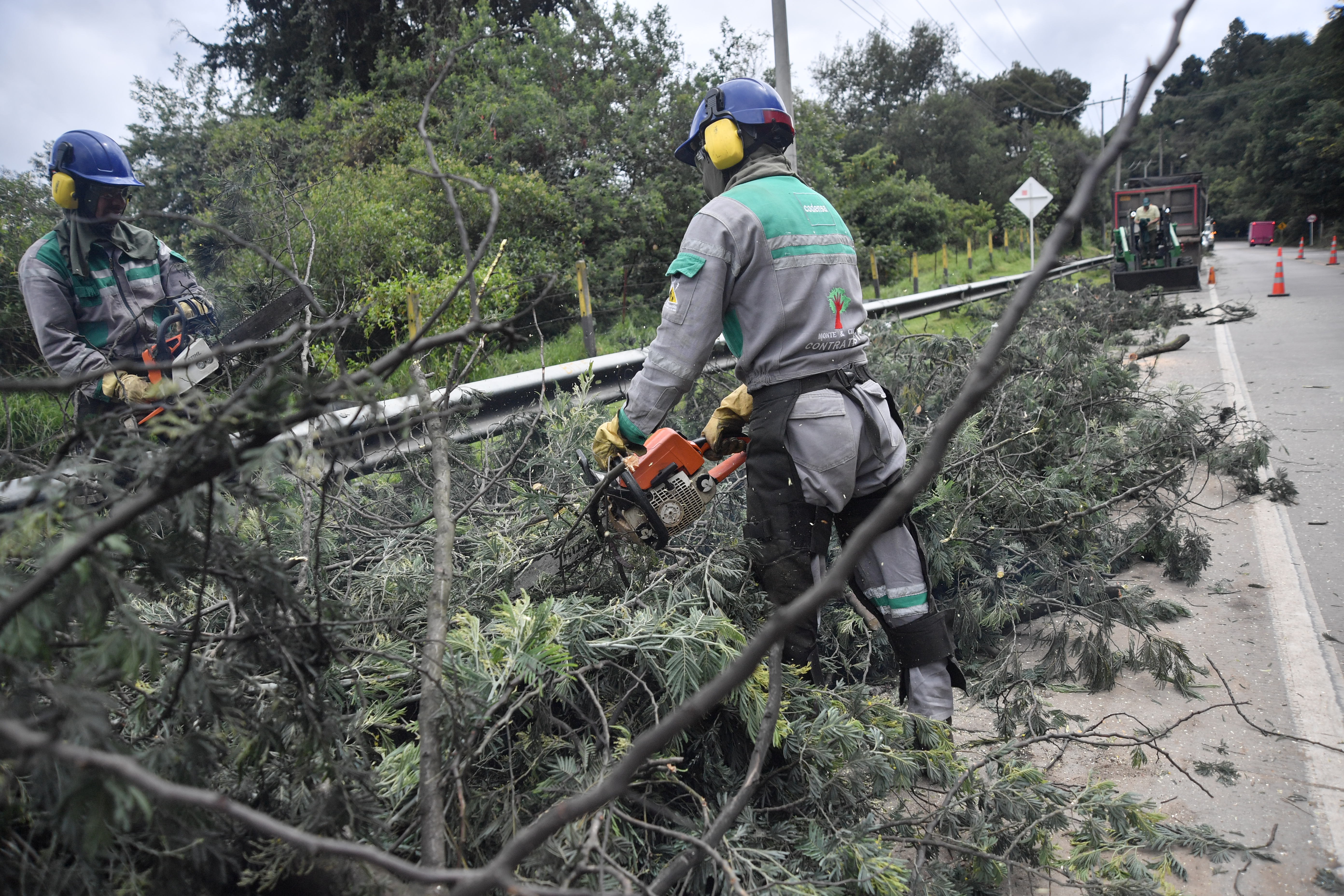 Emergencia invernal en la vía La Calera, trabajos de remoción de escombros, tala de árboles y la búsqueda de una persona desaparecida.
