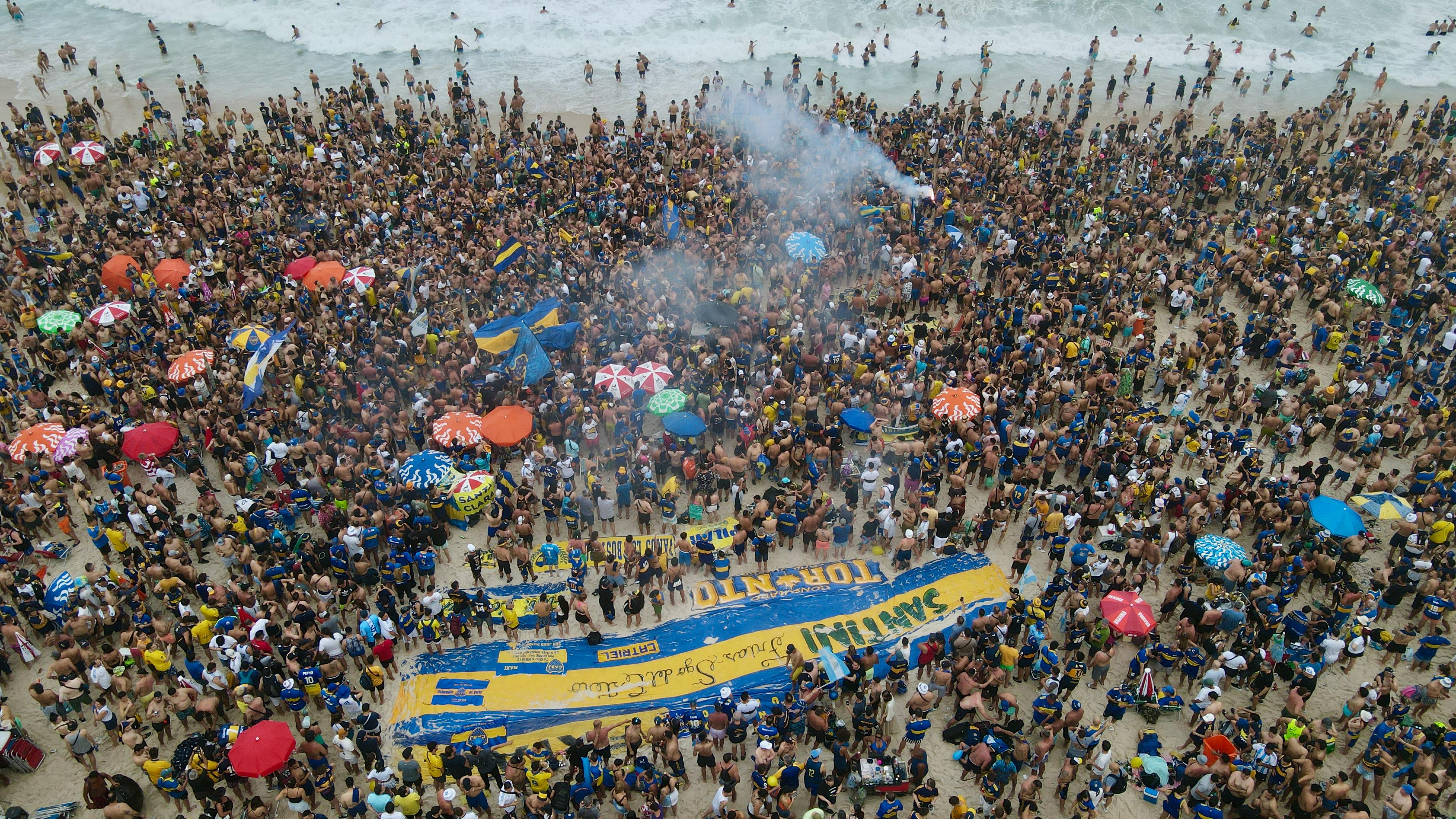 El increíble banderazo de los hinchas de Boca Juniors en Copacabana: video