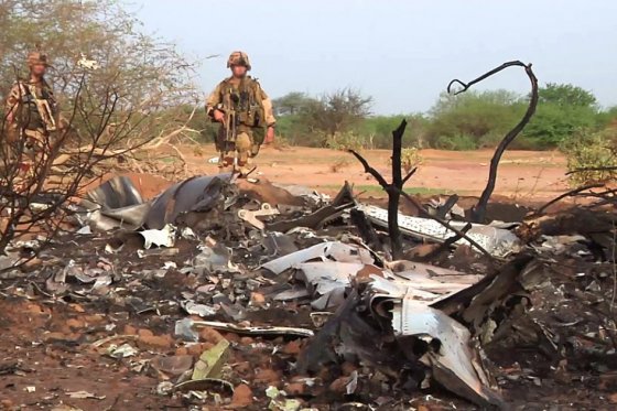 Una de las primeras imágenes de los restos del avión siniestrado de Air Algerie. /AFP