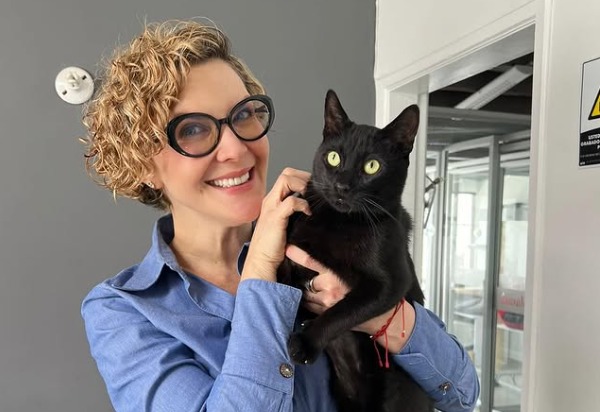 Actriz Margarita Ortega adoptó a Pedrito, gato negro de una fundación: “feliz nueva vida”