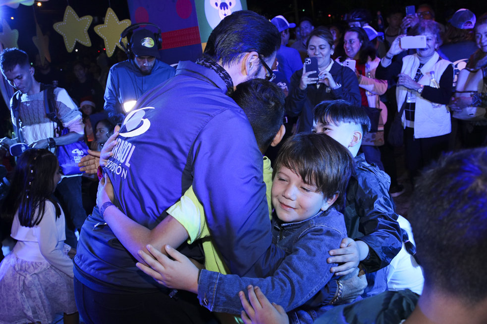 Talento Caracol TV disfrutó de la ciclovía nocturna y entregó regalos a niños