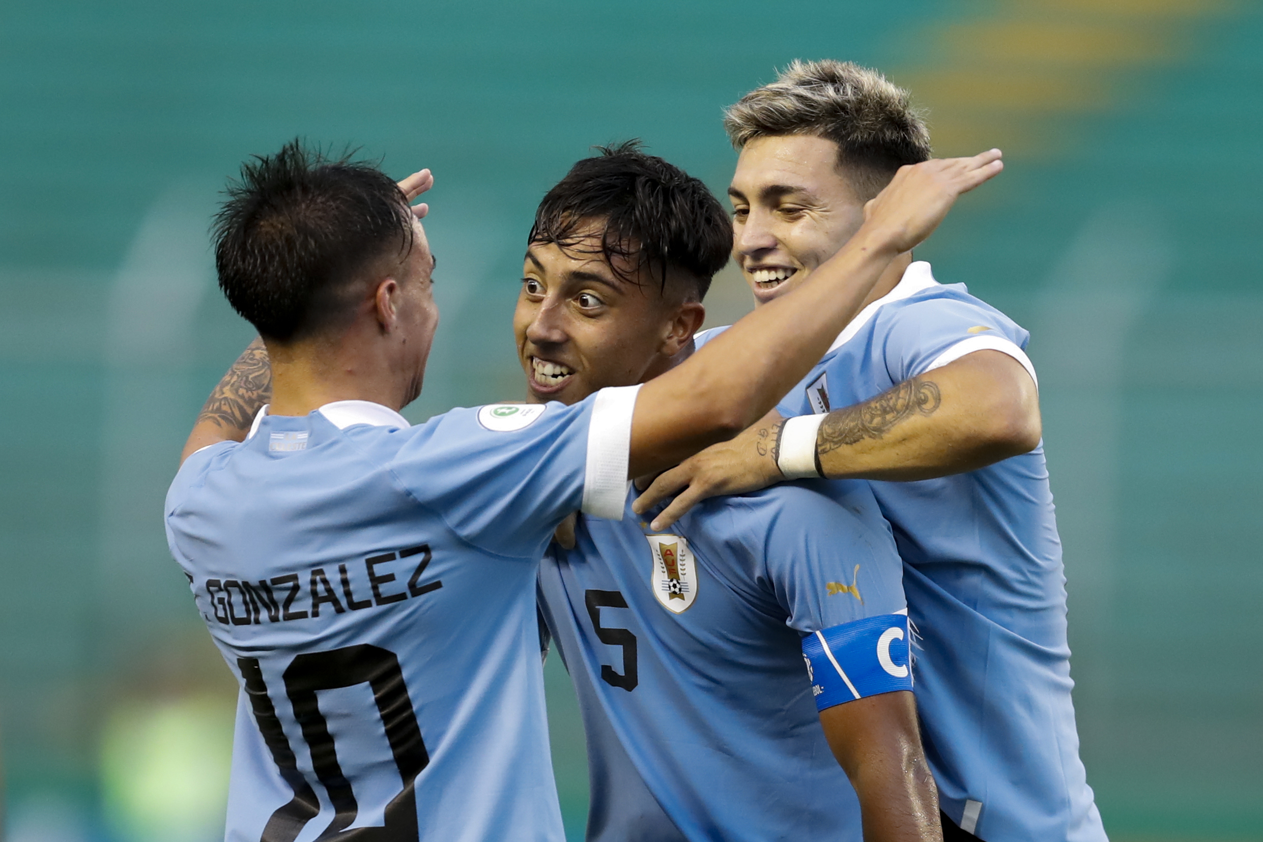 AMDEP499. CALI (COLOMBIA), 24/01/2023.- Fabricio Díaz (c) de Uruguay celebra un gol hoy, en un partido de la fase de grupos del Campeonato Sudamericano Sub'20 entre las selecciones de Uruguay y Venezuela en el estadio Deportivo Cali en Cali (Colombia). EFE/ Ernesto Guzmán Jr.