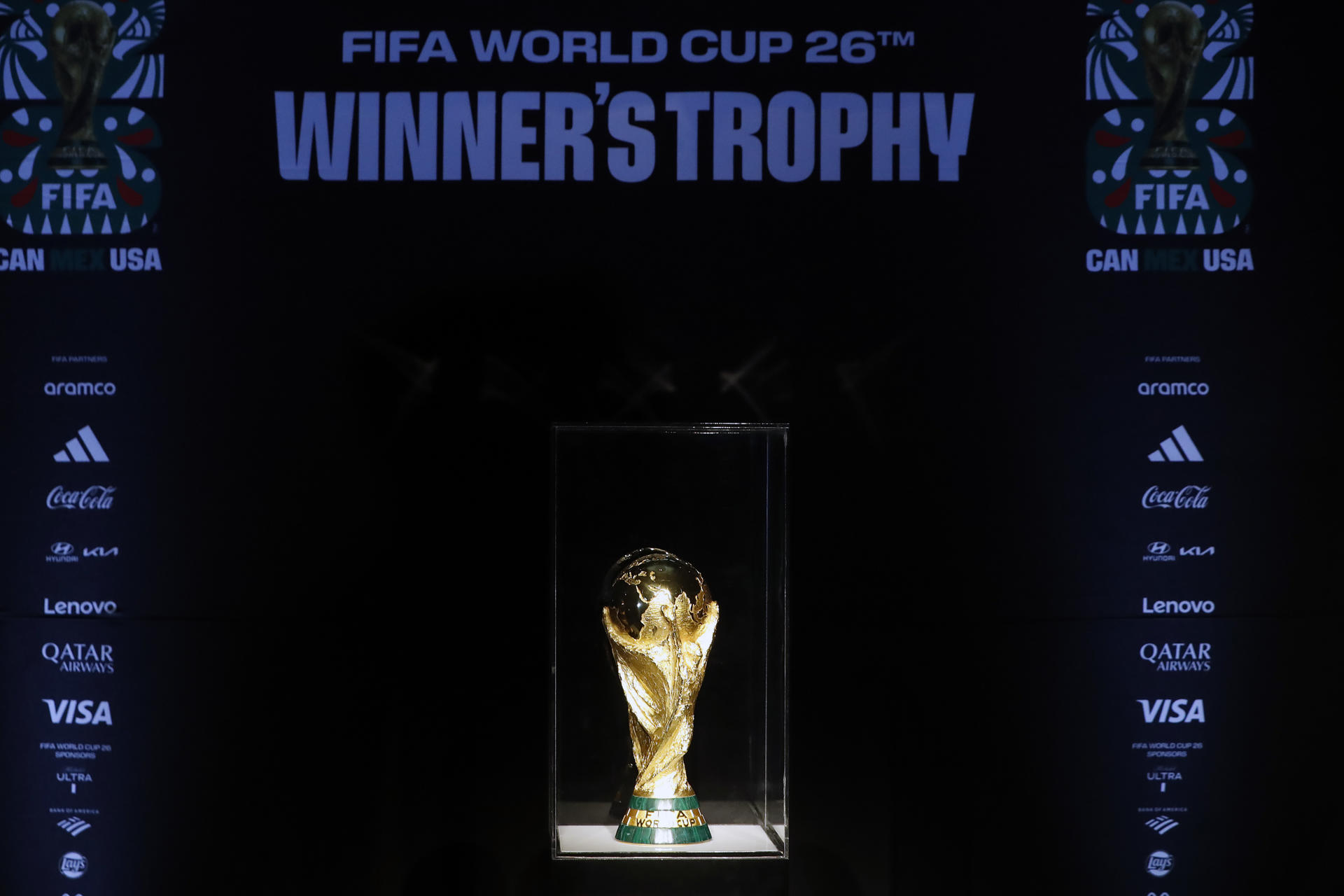 FOTODELDÍA MEX4944. CIUDAD DE MÉXICO (MÉXICO), 11/06/2025.- Fotografía del trofeo de la Copa Mundial de la FIFA, durante la develación del reloj de Mundial este miércoles, en Ciudad de México (México). Obsesionados como son con las fechas, sobre todo si se trata de las de celebraciones, los mexicanos encendieron hoy el reloj de cuenta regresiva rumbo a la Copa Mundial de fútbol que organizarán por tercera vez a partir del próximo 11 de junio. EFE /Mario Guzmán
