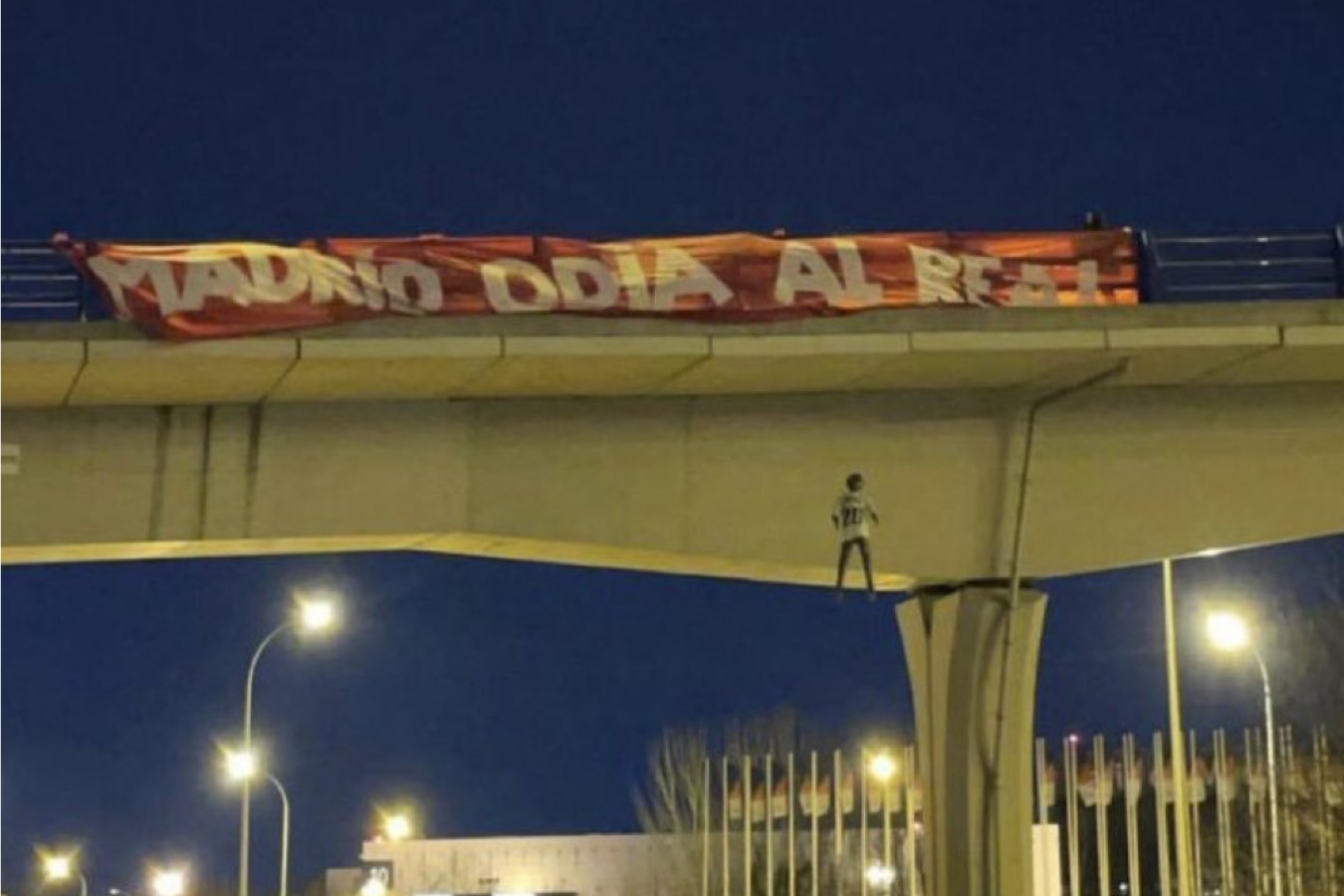 Racismo en el fútbol español: aparece un muñeco de Vinicius colgadado de un puente