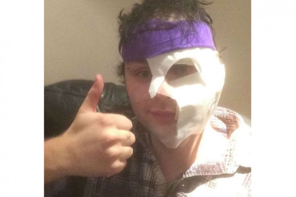 Líder de 5 Seconds of Summer sufrió quemaduras durante concierto