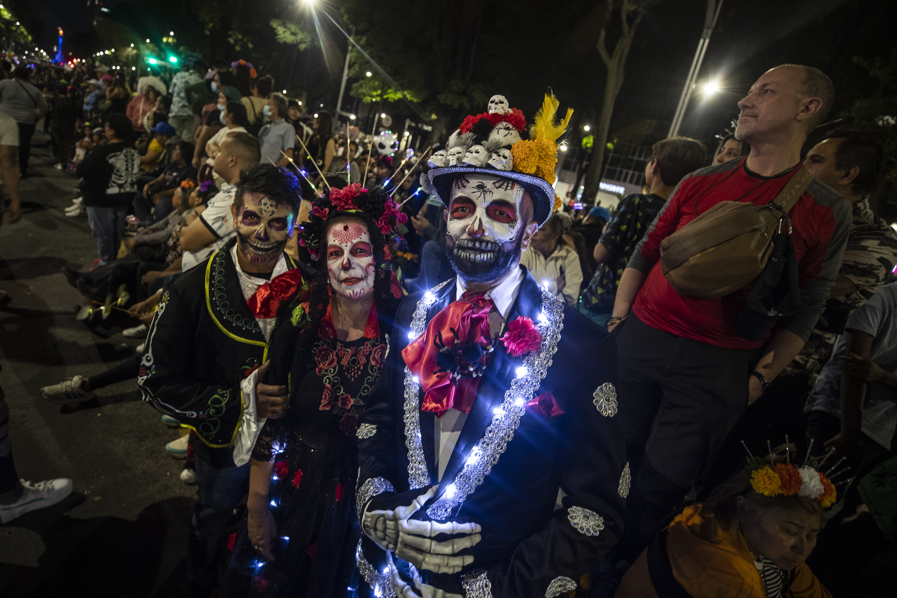 MEX9040.CIUDAD DE MÉXICO (MÉXICO), 22/10/2023.- Personas caracterizadas de Catrinas participan en la Procesión de Catrinas como parte de las celebraciones por el Día de Muertos, en Ciudad de México (México).Decenas de miles de mexicanos y turistas presenciaron este domingo la "Mega Procesión de las Catrinas", un desfile de esqueletos en Ciudad de México que sirve como antesala del Día de Muertos. EFE/Isaac Esquivel