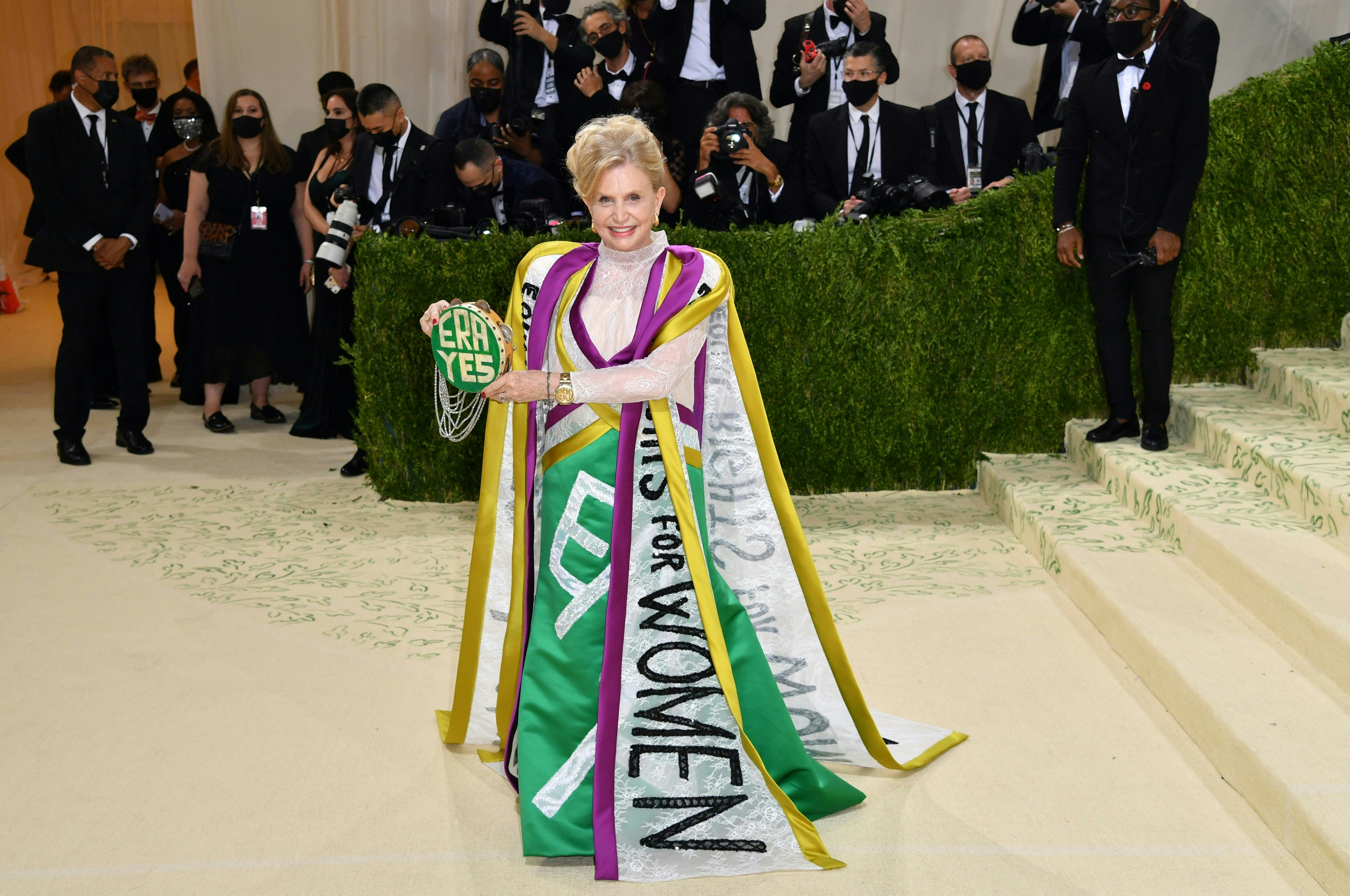 La congresista Carolyn B. Maloney aprovechó la alfombra roja del Met Gala para luchar por los derechos de las mujeres.