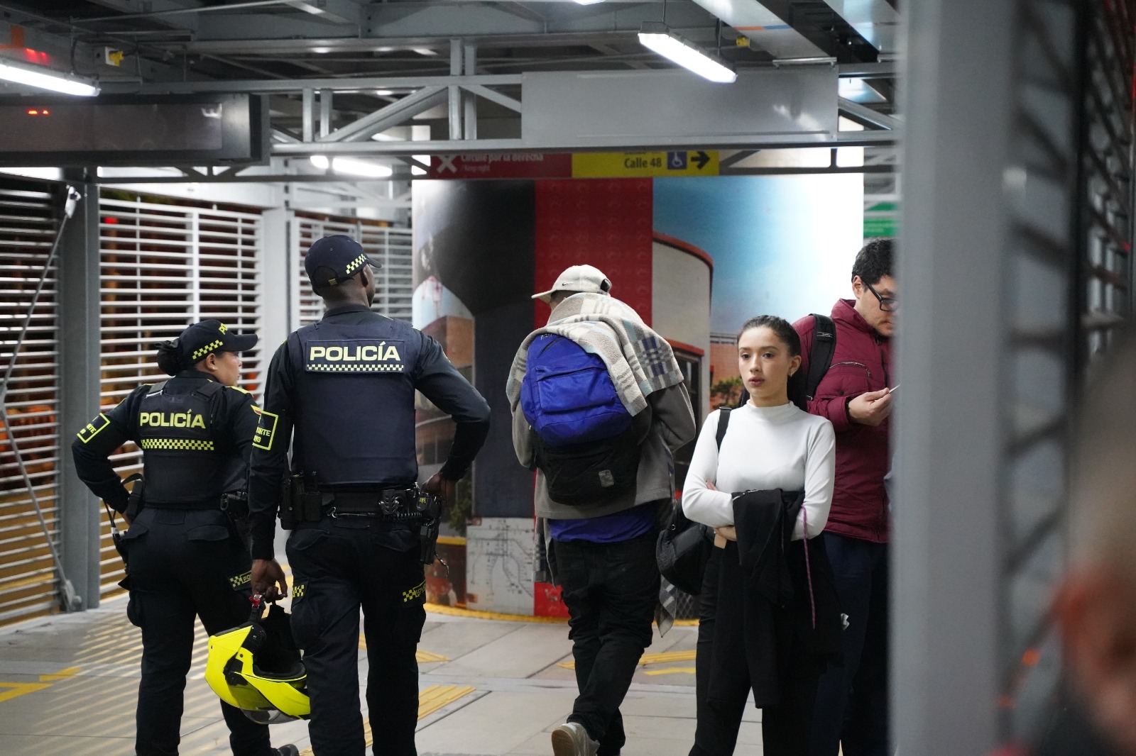 Las autoridades reforzaron el despliegue de equipos institucionales ante la constante presencia de habitantes de calle en Transmilenio.