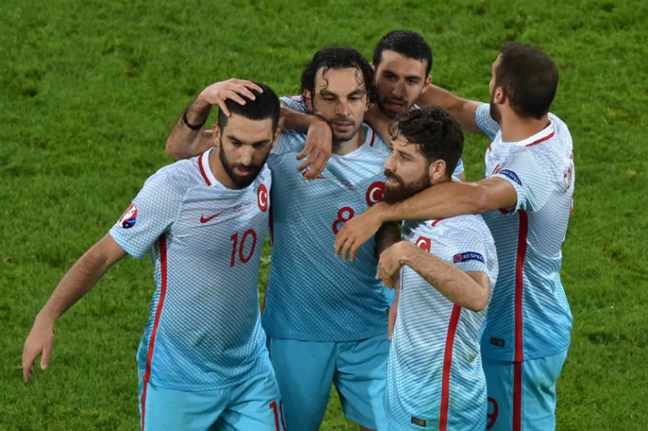 Turquía venció 2-0 República Checa y mantiene vivo el sueño de los octavos de la Euro
