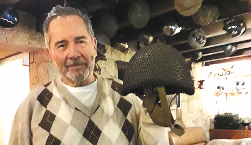 El abogado Ernesto Villamizar Cajiao con el casco que le regaló el israelí. / Archivo particular