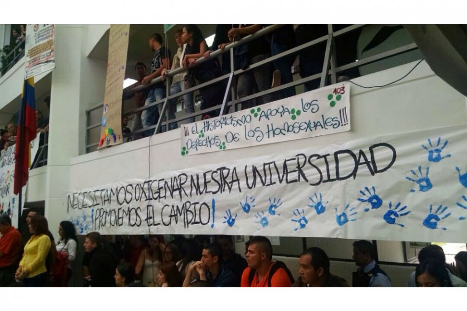 Pancartas como esta fueron instaladas por los estudiantes en diferentes partes de la institución. /Cortesía