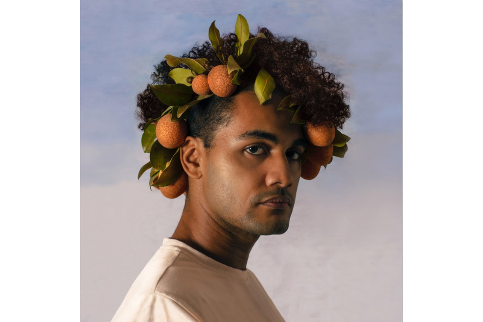 Julio César Márquez, poeta, con nísperos.