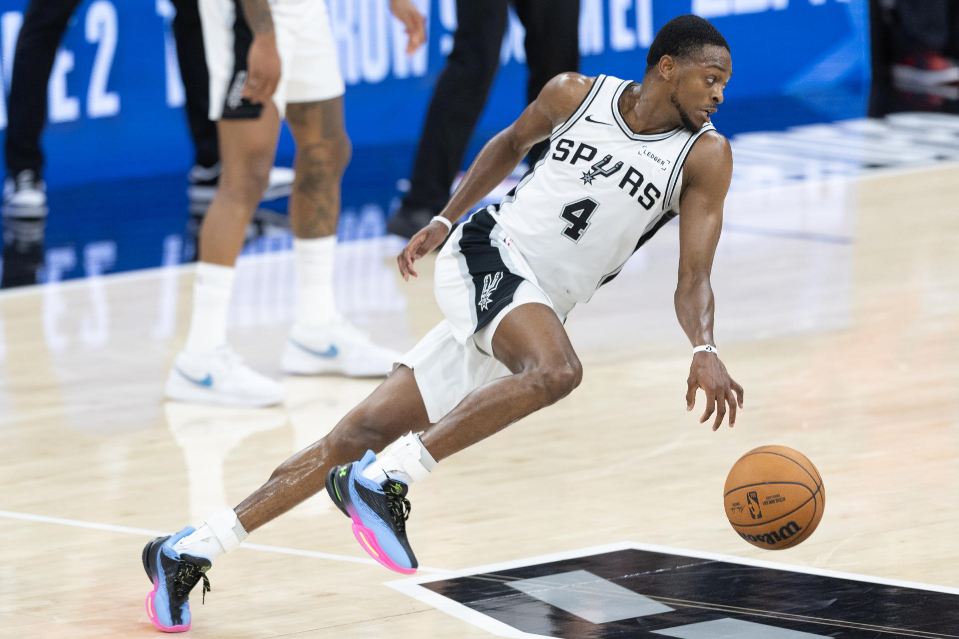 AME5677. SAN ANTONIO (ESTADOS UNIDOS), 21/04/2026.- De'Aaron Fox de San Antonio controla el balón este martes, en un partido de la fase eliminatoria de la NBA entre San Antonio Spurs y Portland Trail Blazers en el AT&T Center en de San Antonio, Texas (Estados Unidos). EFE/ Carlos Ramírez
