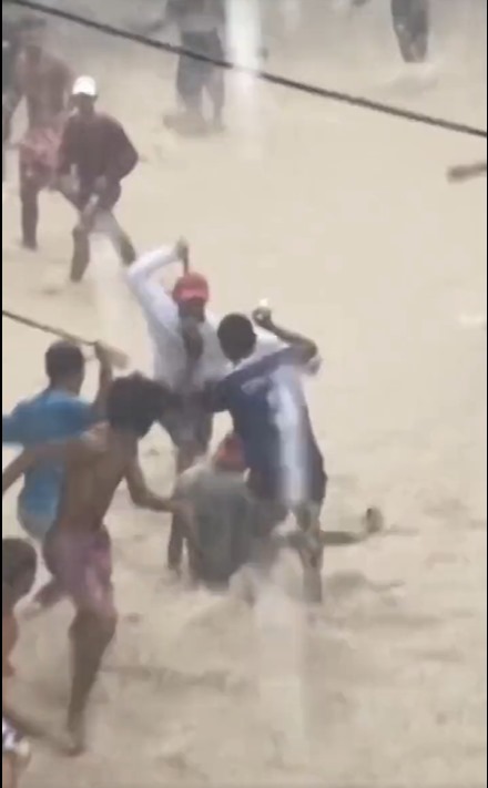 Jóvenes pelean a machete durante fuertes lluvias e inundaciones en Atlántico