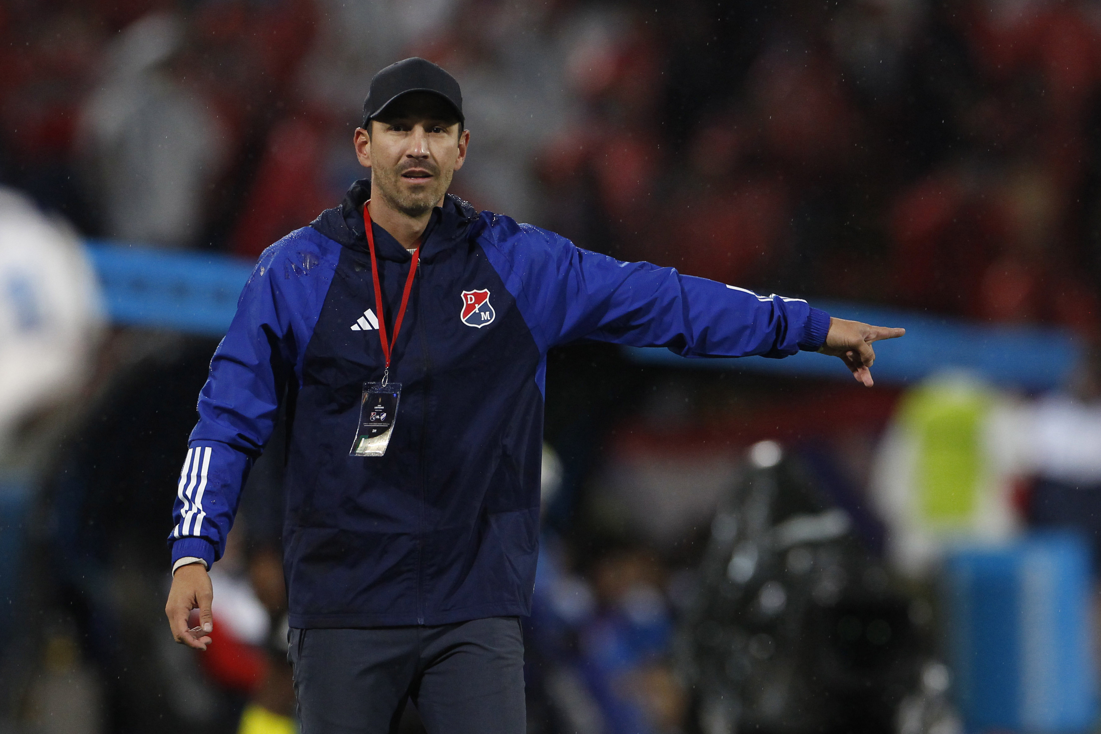 AMDEP1801. MEDELLÍN (COLOMBIA), 23/05/2023.- El entrenador de Medellín Juan Sebastián Botero dirige hoy, en un partido de la fase de grupos de la Copa Libertadores entre Independiente Medellín y Club Nacional en el estadio Atanasio Girardot en Medellín (Colombia). EFE/ Luis Eduardo Noriega A.
