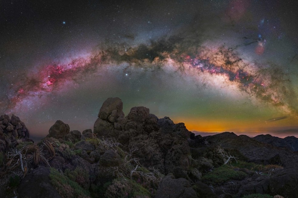"Arco de la Vía Láctea en las horas de la mañana de primavera”, en las Islas Canarias, España.