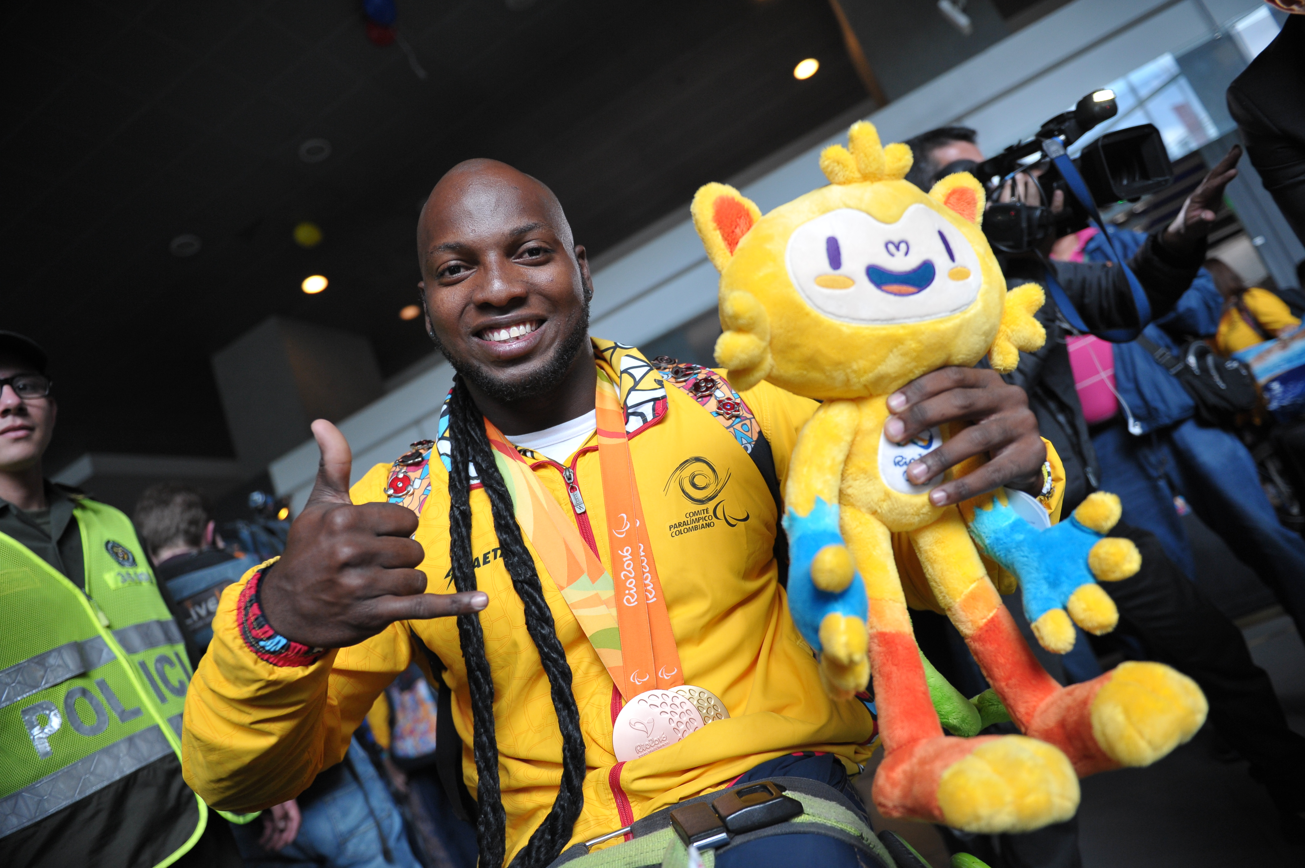 Recibimiento en Bogotá a los 39 atletas que representaron a Colombia en los Juegos Paralímpicos de Río 2016. En carro de bomberos, los medallistas saludaron a la fanaticada, Carlos Daniel  Serrano (oro, plata y bronce) y Mauricio Valencia (oro y bronce), los más ovacionados.