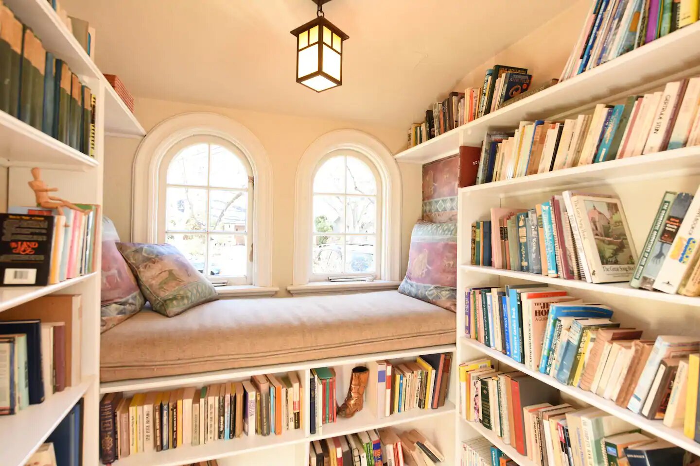 En California, Estados Unidos, puede alojarse en una casa llena de libros en todos sus espacios.